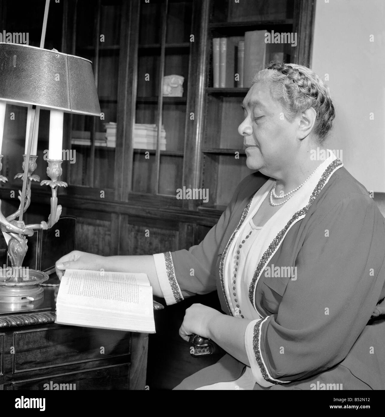Die Königin Menschen von der Tongas. Königin Salote in London während der Krönung von Königin Elizabeth II. im Jahr 1953. Es war ein regnerischer Tag und Königin Salote weigerte sich, die oben auf ihren Wagen zu schließen, um auf eine höhere Rangfolge Person oder Superior nach Tonga benutzerdefinierte respektieren. Es ist wegen dieses demütige Geste, die sie noch in von Menschen Erinnerung ist, die es gab, oder wer beobachtet hatte, die Veranstaltung auf dem Schwarz-Weiß Fernseher eingestellt. Juni 1953 D2926 Stockfoto