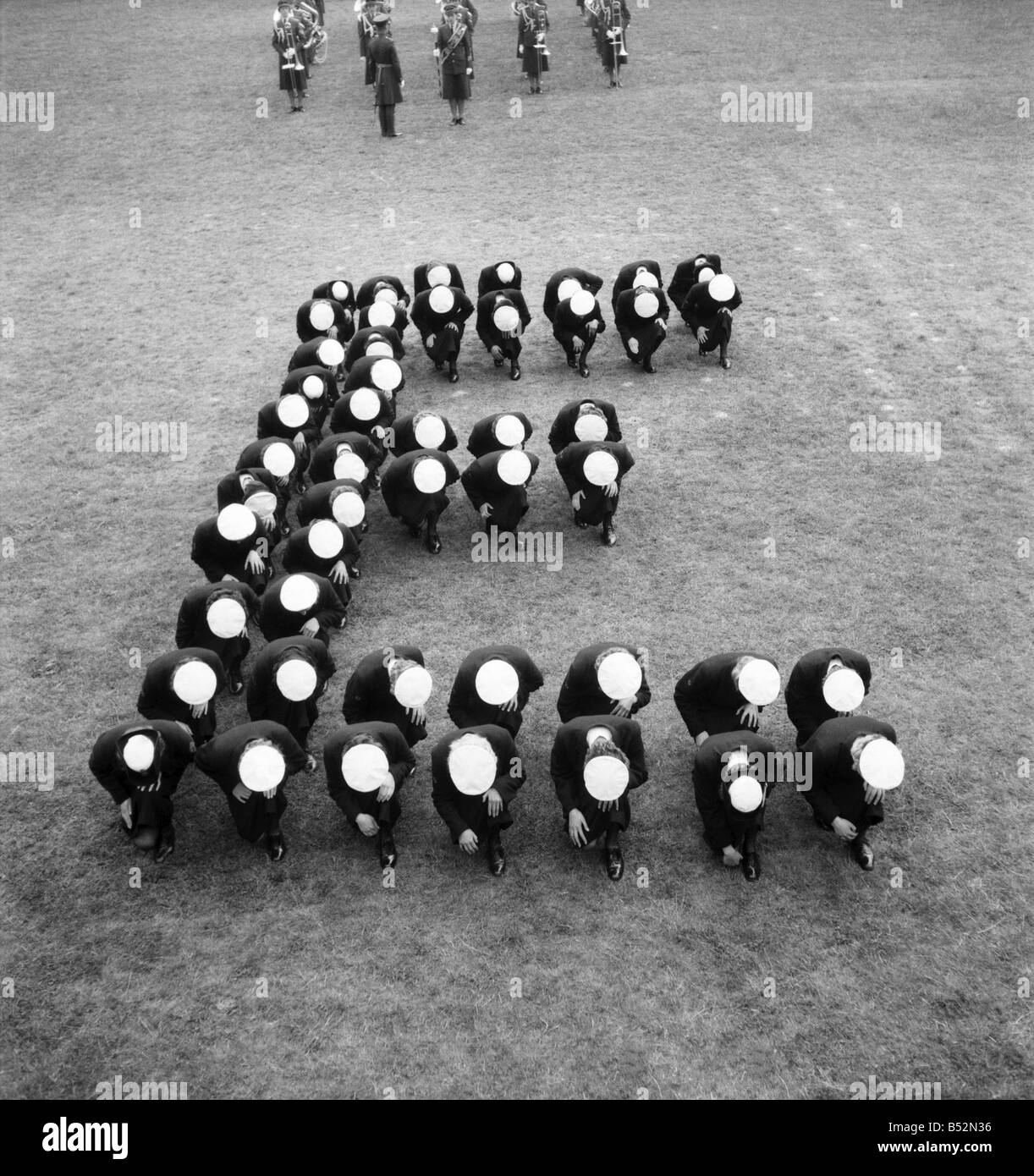 Mädchen der drei Dienste (WRNS, WRAC, WRAF) werden für eine Anzeige vor der Königin am königlichen Turnier in Wilmslow ausgebildet. Juni 1953 D2963-002 Stockfoto