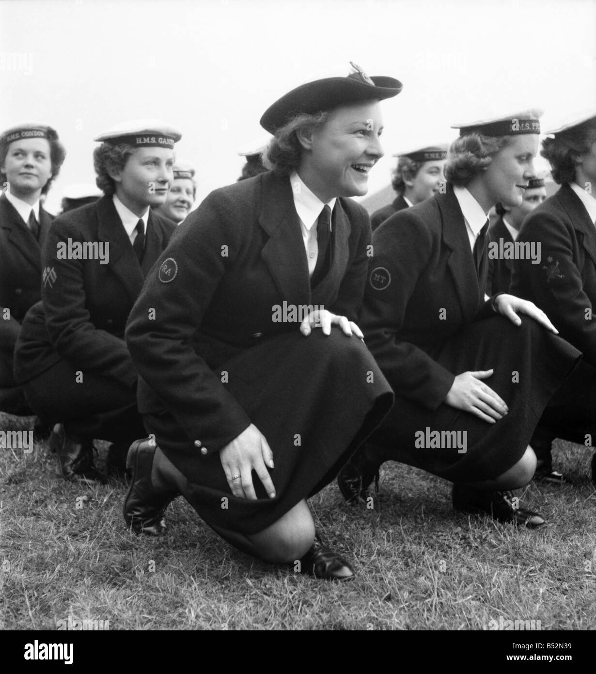 Mädchen der drei Dienste (WRNS, WRAC, WRAF) werden für eine Anzeige vor der Königin am königlichen Turnier in Wilmslow ausgebildet. Juni 1953 D2963 Stockfoto