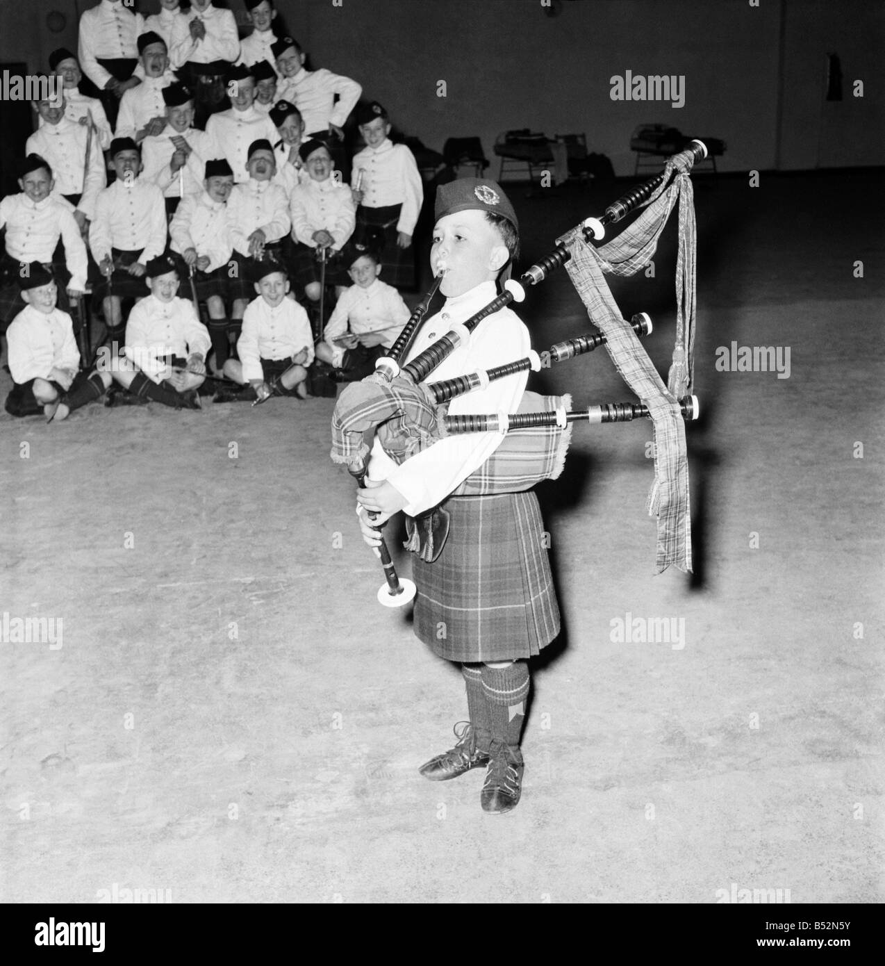 Dudelsack von Königin Victoria Schule, Perth am königlichen Turnier. Juni 1953 D3043 Stockfoto