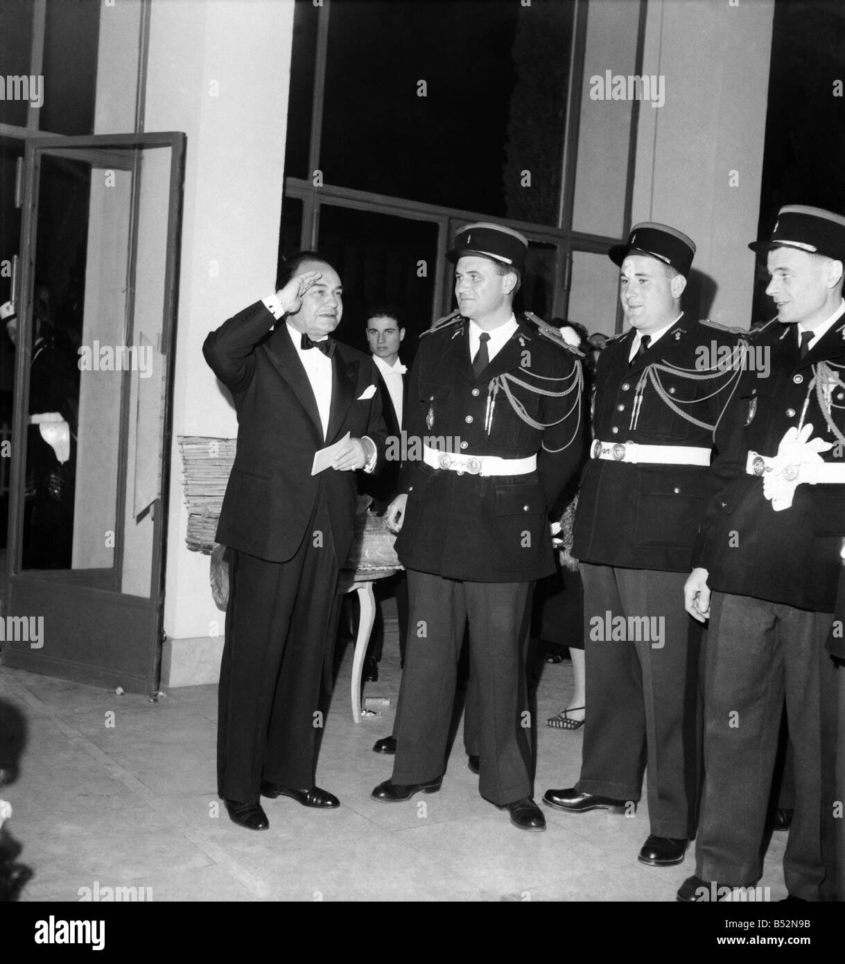 Amerikanische Schauspieler Edward G Robinson gesehen hier grüßen französische Polizisten. D3118-022 Stockfoto