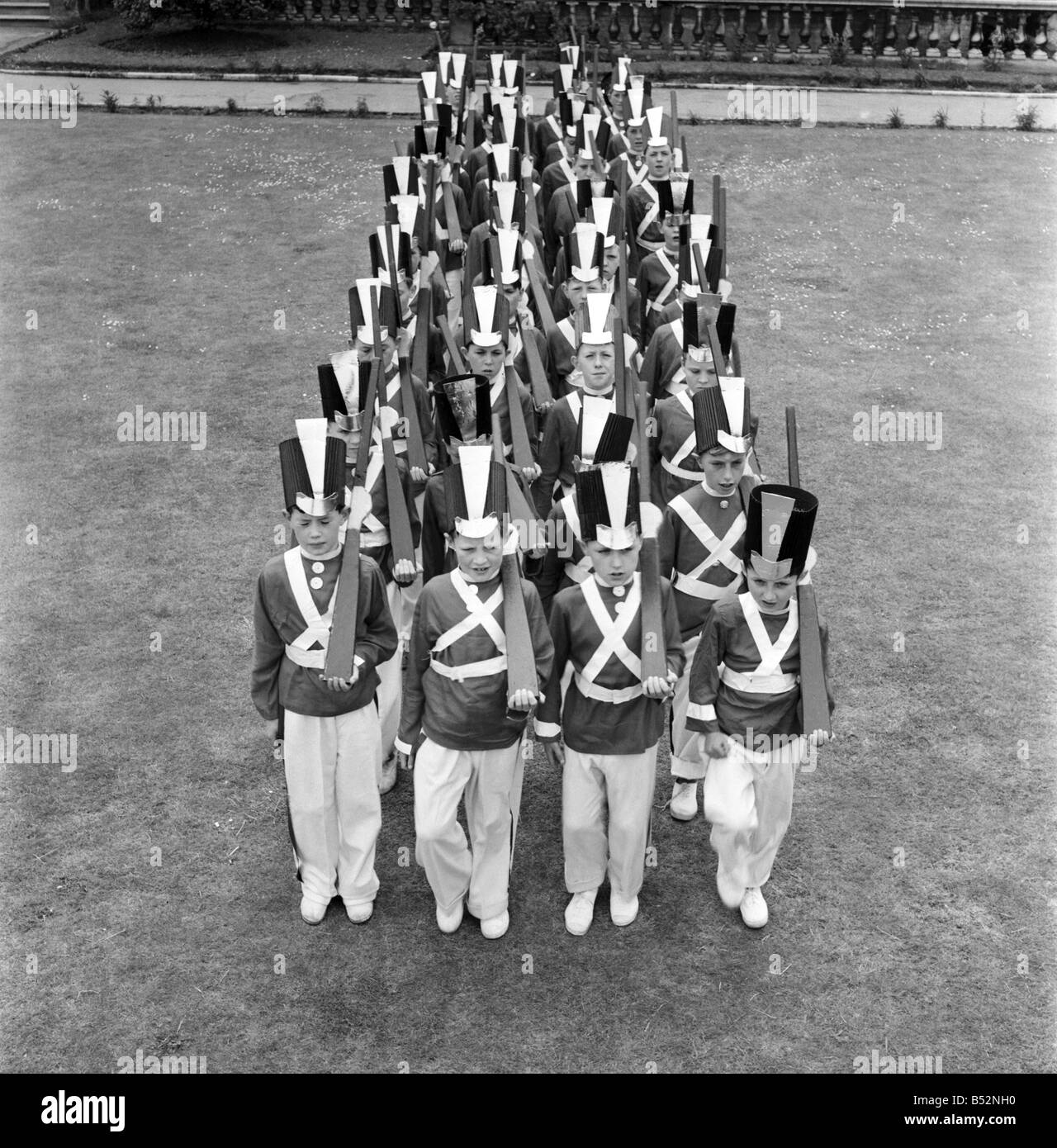 Kinder: Schauspieler Spielzeug Soldaten auf der Parade: Spielzeug-Soldaten Malen während Proben an St.-Josephs-Akademie. Juni 1953 D3227-002 Stockfoto