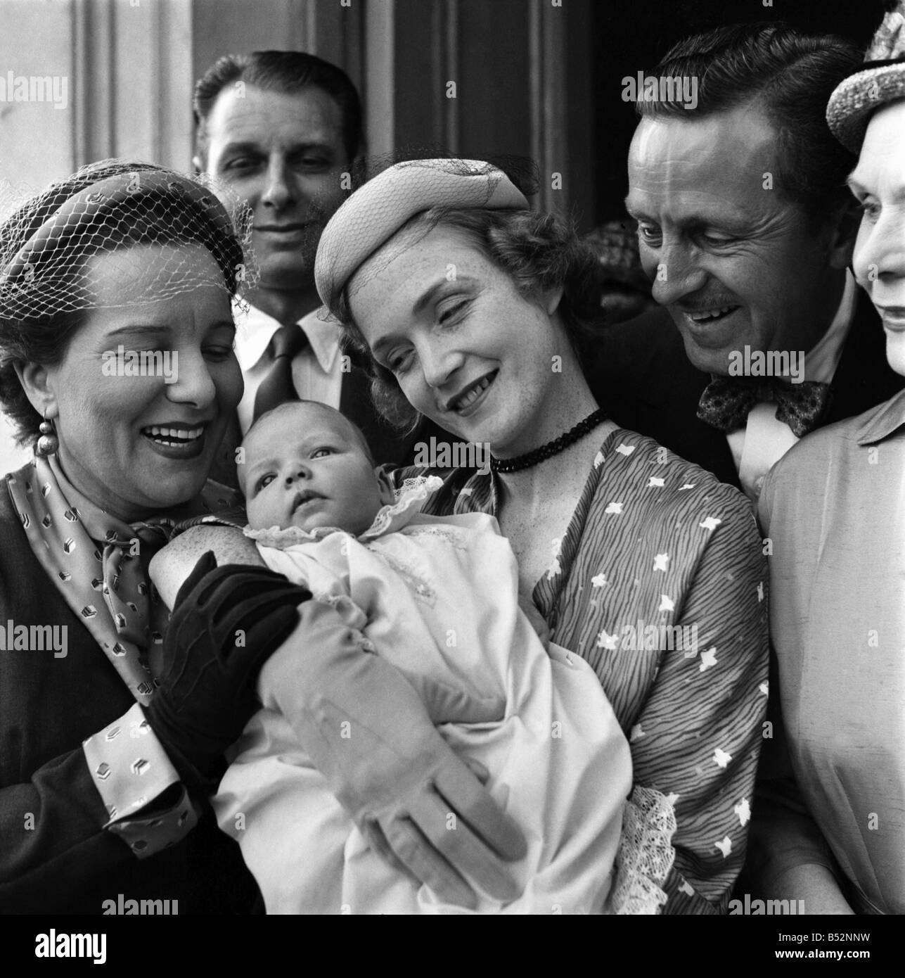 Die Taufe von sieben Wochen alte Louise Anna Corello, Tochter des Sängers John Corello und seine Frau Angela, der auch Lehrer an der St. Martins School of Art. Juli 1953 D3466-001 Stockfoto