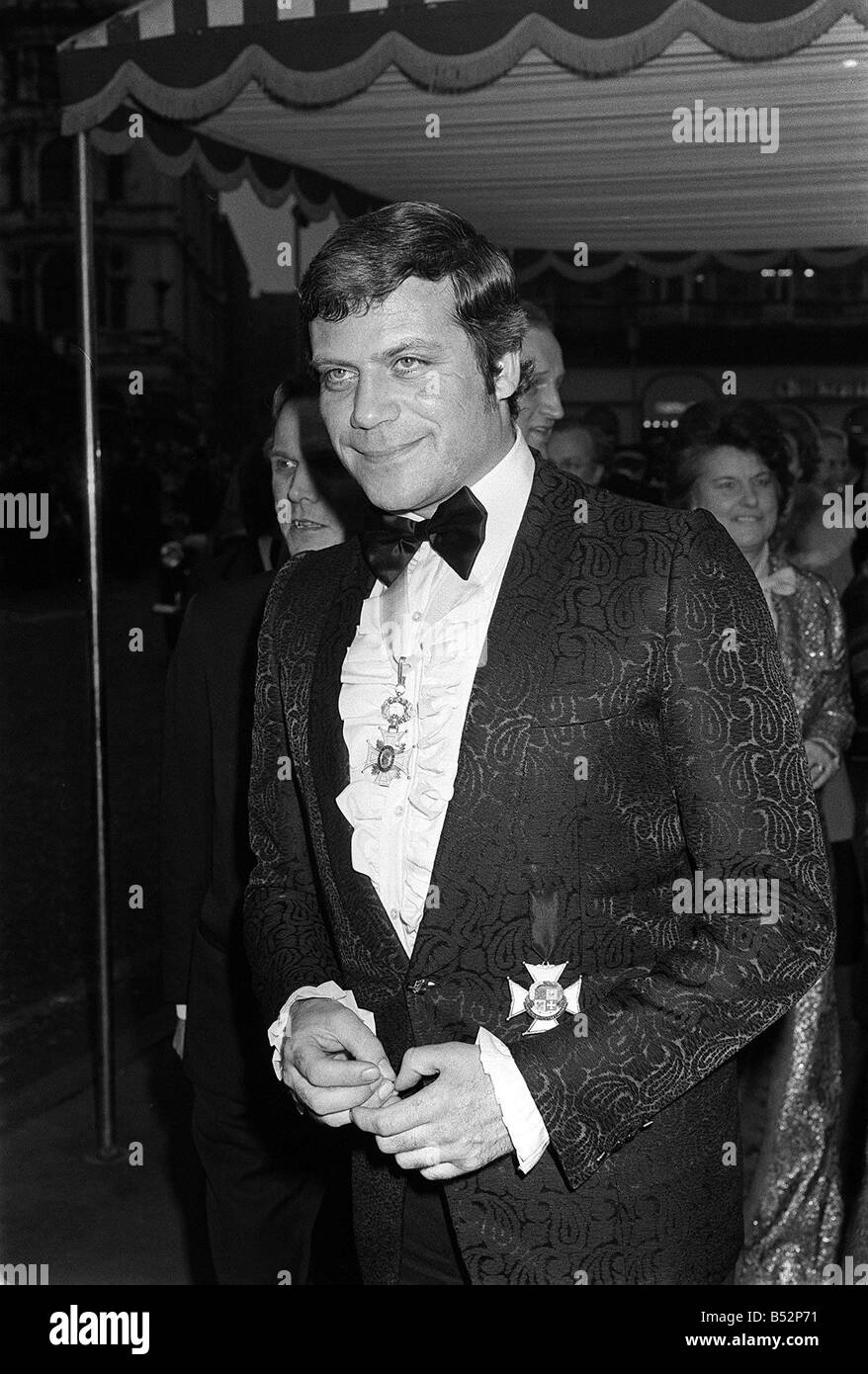 Oliver Reed kommt März 1974 für die Royal Premiere von die drei Musketiere im Odeon Leicester Square in London y2k Stockfoto