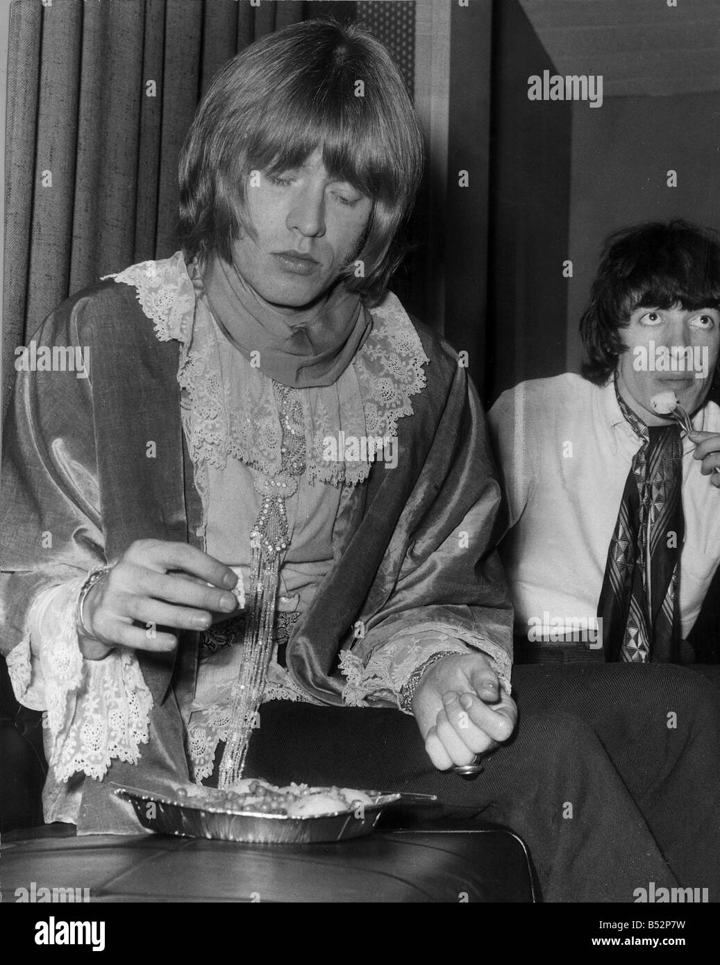 Brian Jones und Bill Wyman Happen Mai 1967 einen zu essen während einer Aufnahme-Session in den Olympic Studios in Barnes SW13 London während eine Pause saßen die Rolling Stones in der Leitwarte Essen von ab Folie Platten mit Kunststoff Messer und Gabeln Stockfoto