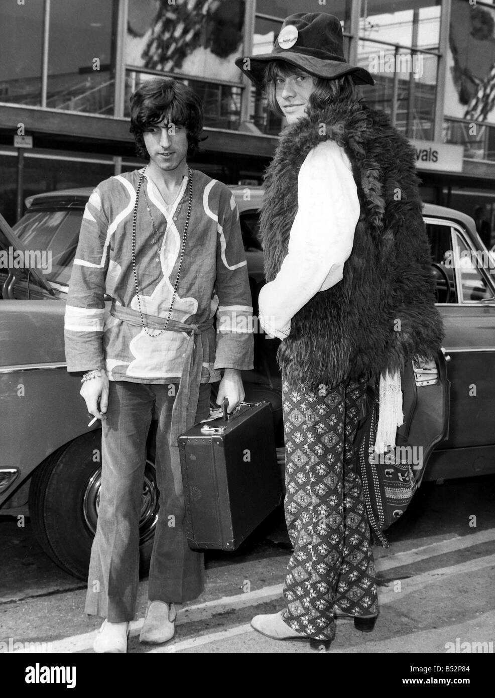 Brian Jones von den Rolling Stones August 1967 am Flughafen Heathrow mit Mike Cooper, eines seiner Road Manager Stockfoto