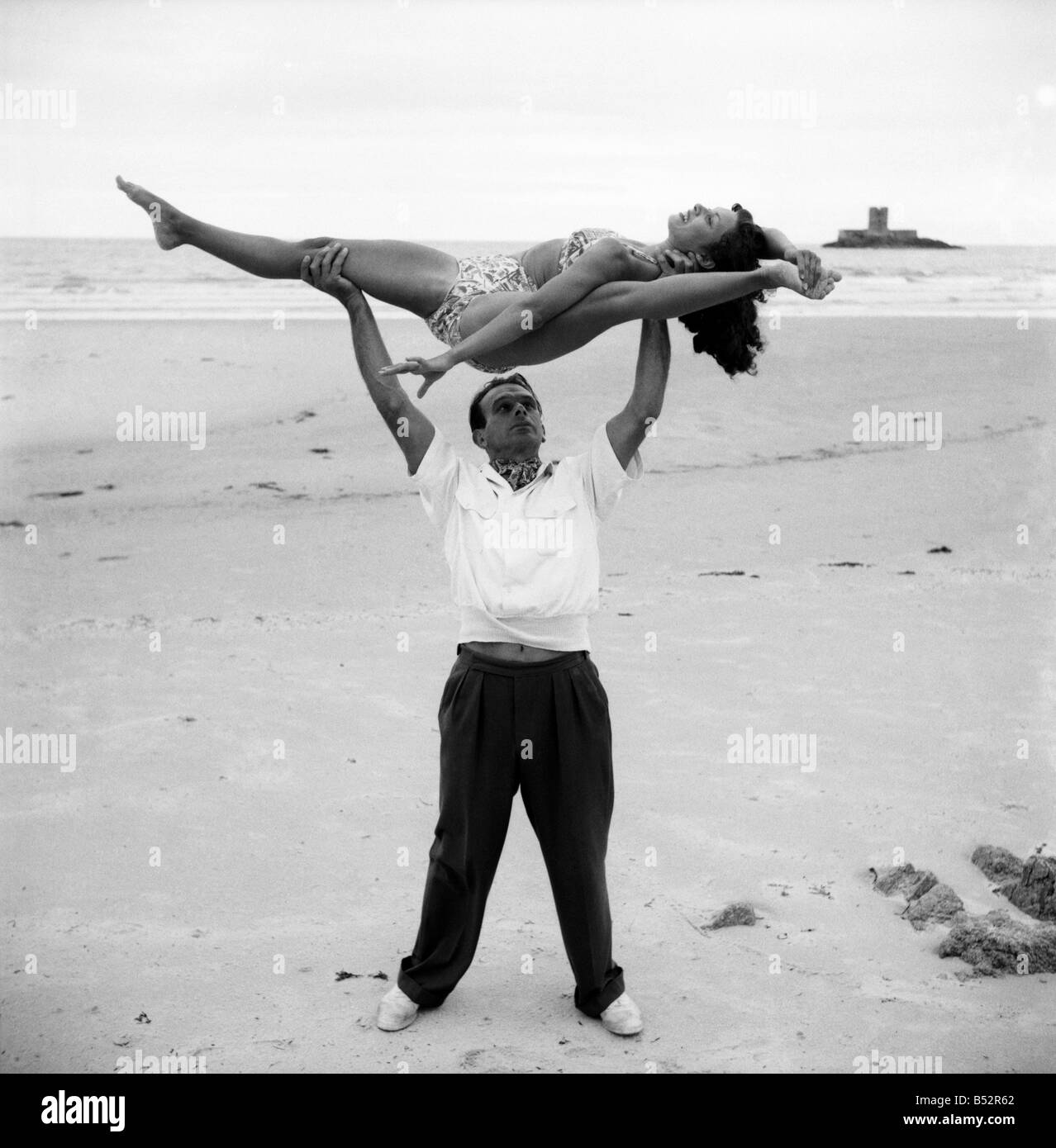 Courtneys, ein "Royal Command" Spezialität Akt, finden den Sand der Portelet Bay, Jersey, eine willkommene Abwechslung von den Reheareal Zimmern von London. ; August 1952; C3876-001 Stockfoto