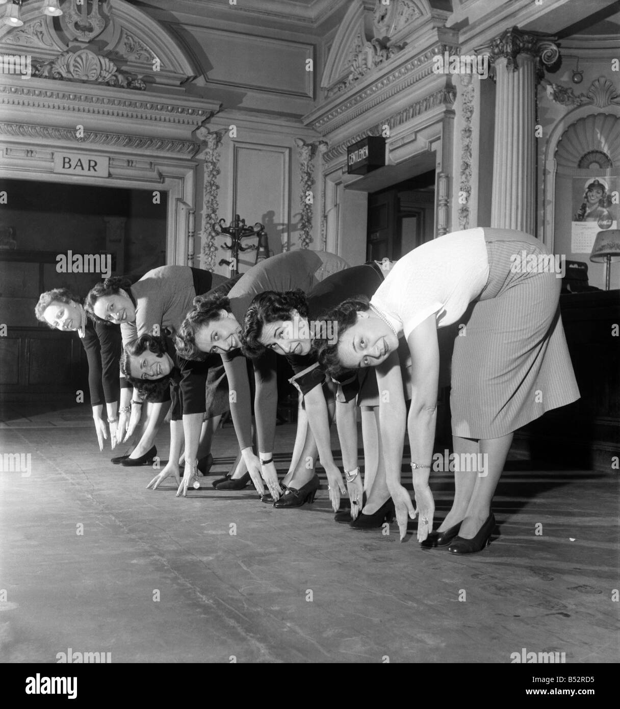 Ihre Zehen berühren. Italienischer Opernsänger. &#13; &#10; September 1952 &#13; &#10; C4460-002 Stockfoto