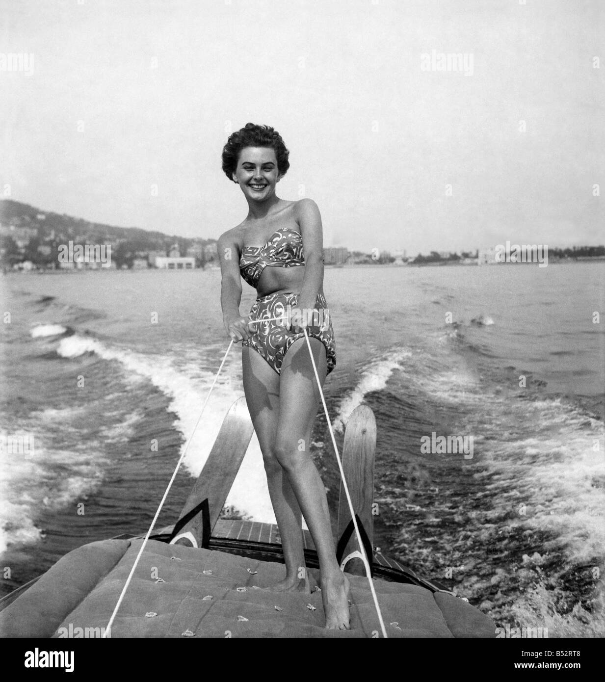 Schauspielerin Jill Clifford Wasserski in Südfrankreich. Oktober 1952 C4903 &#13; &#10; Stockfoto