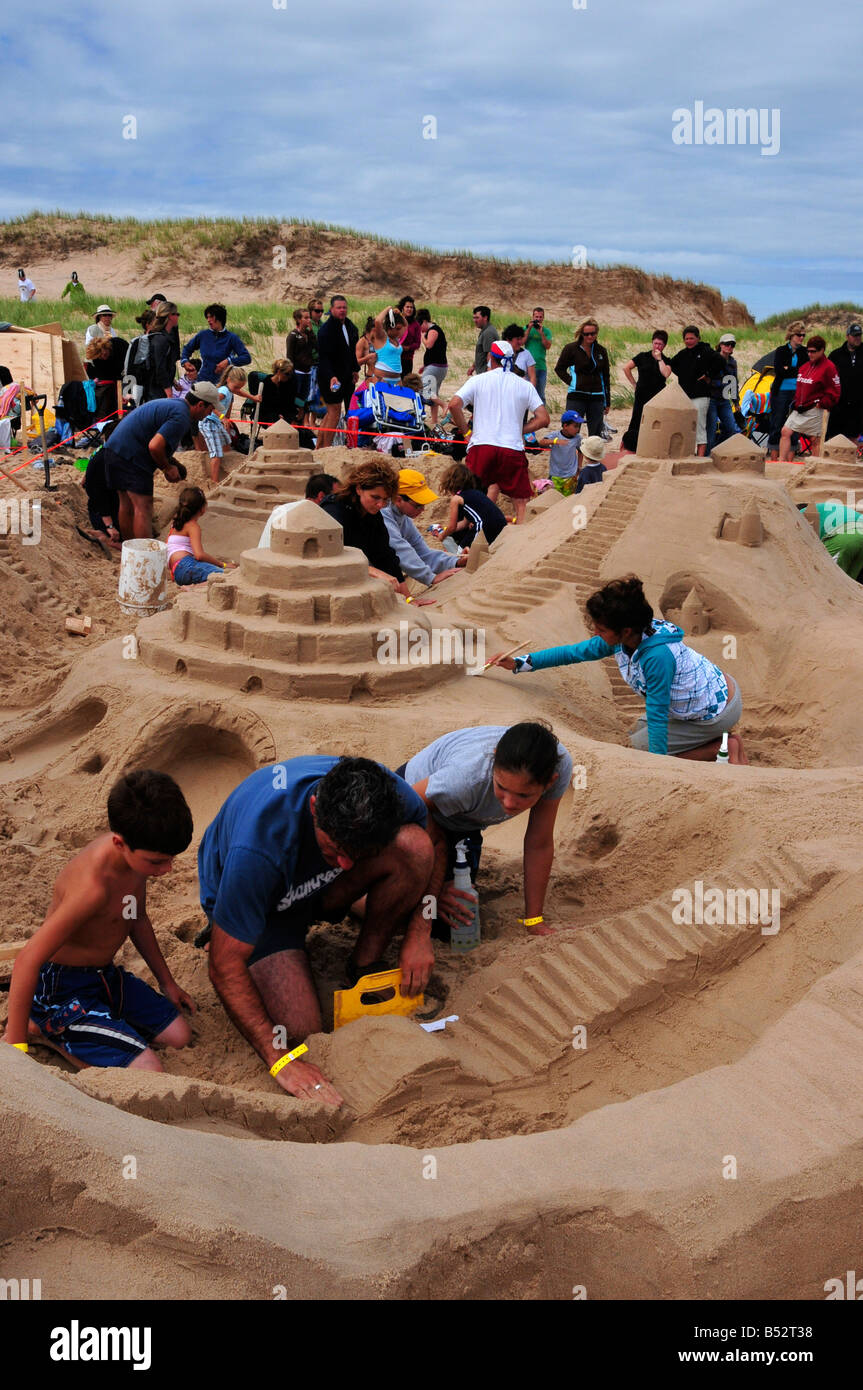 Teilnehmer an der Sandburg Wettbewerb bauen Sandburgen am Strand Sandy Hook Iles De La Madeleine Quebec Kanada Stockfoto