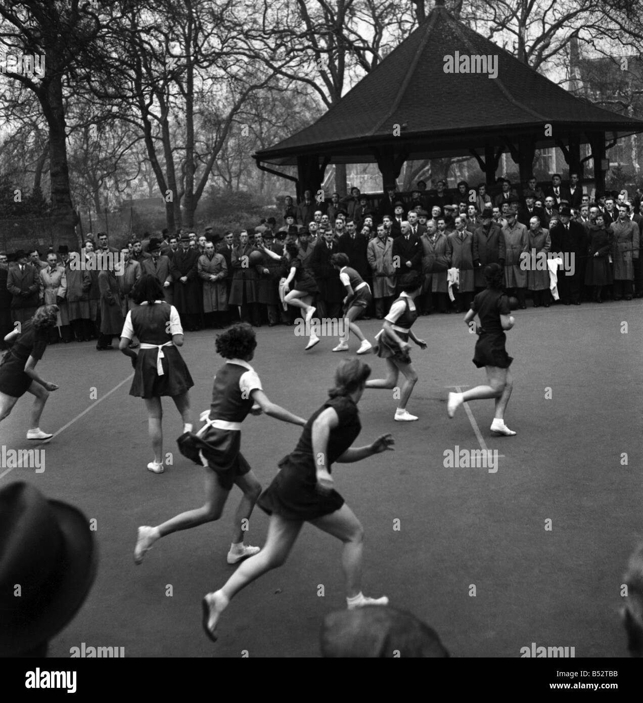 Mädchen spielen Korbball In Lincoln es Inn Fields. November 1952 C5606 Stockfoto