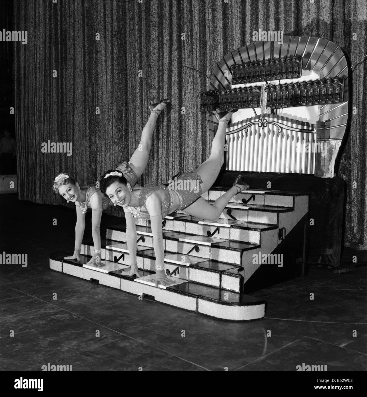 Glocken an ihren Fingern, Glocken auf Trab. Eine neue Notiz in Musikinstrumente auffällig sind diese beiden junge Damen, lächelnd, die Stockfoto