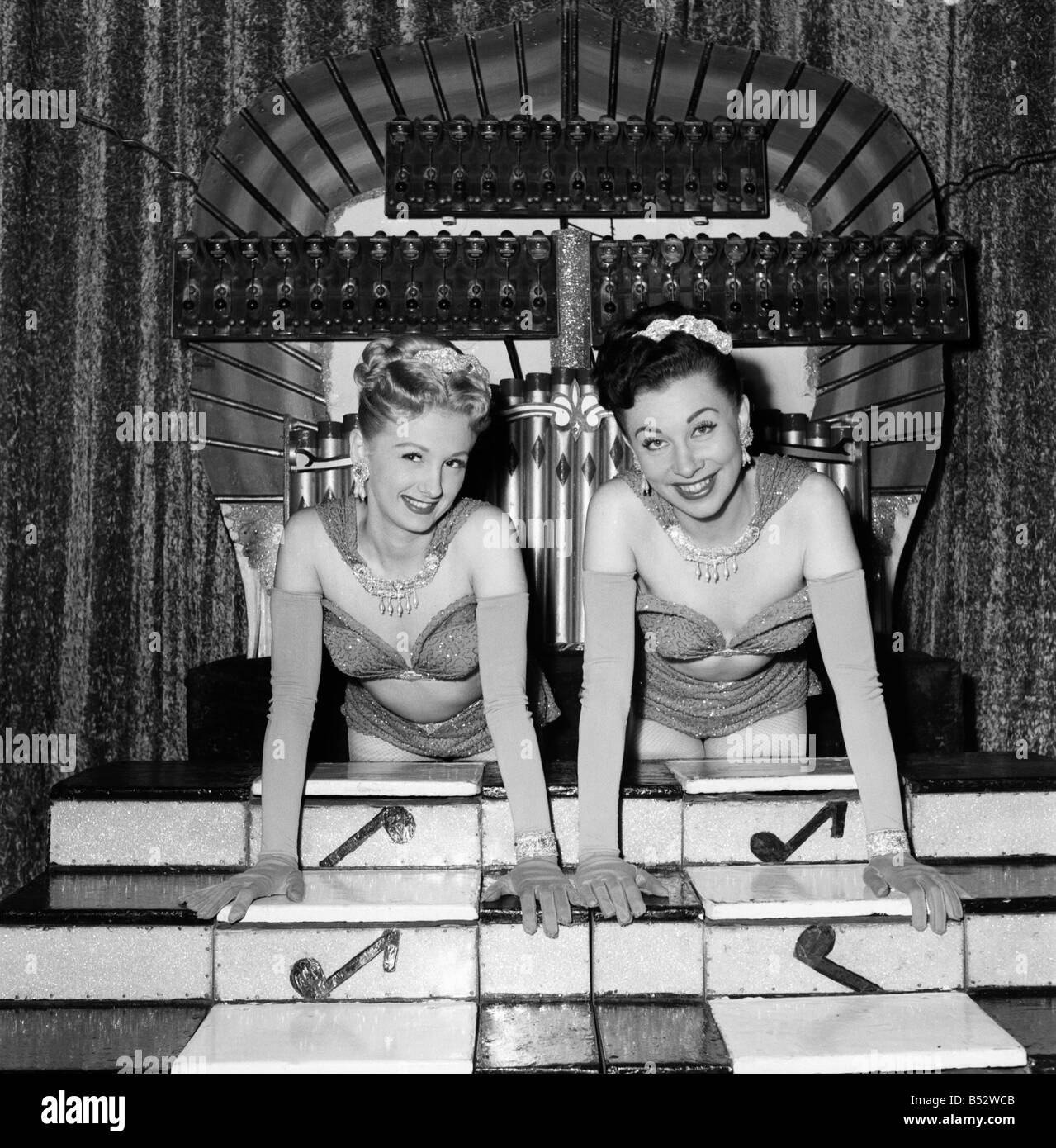 Glocken an ihren Fingern, Glocken auf Trab. Eine neue Notiz in Musikinstrumente auffällig sind diese beiden junge Damen, lächelnd, die Stockfoto