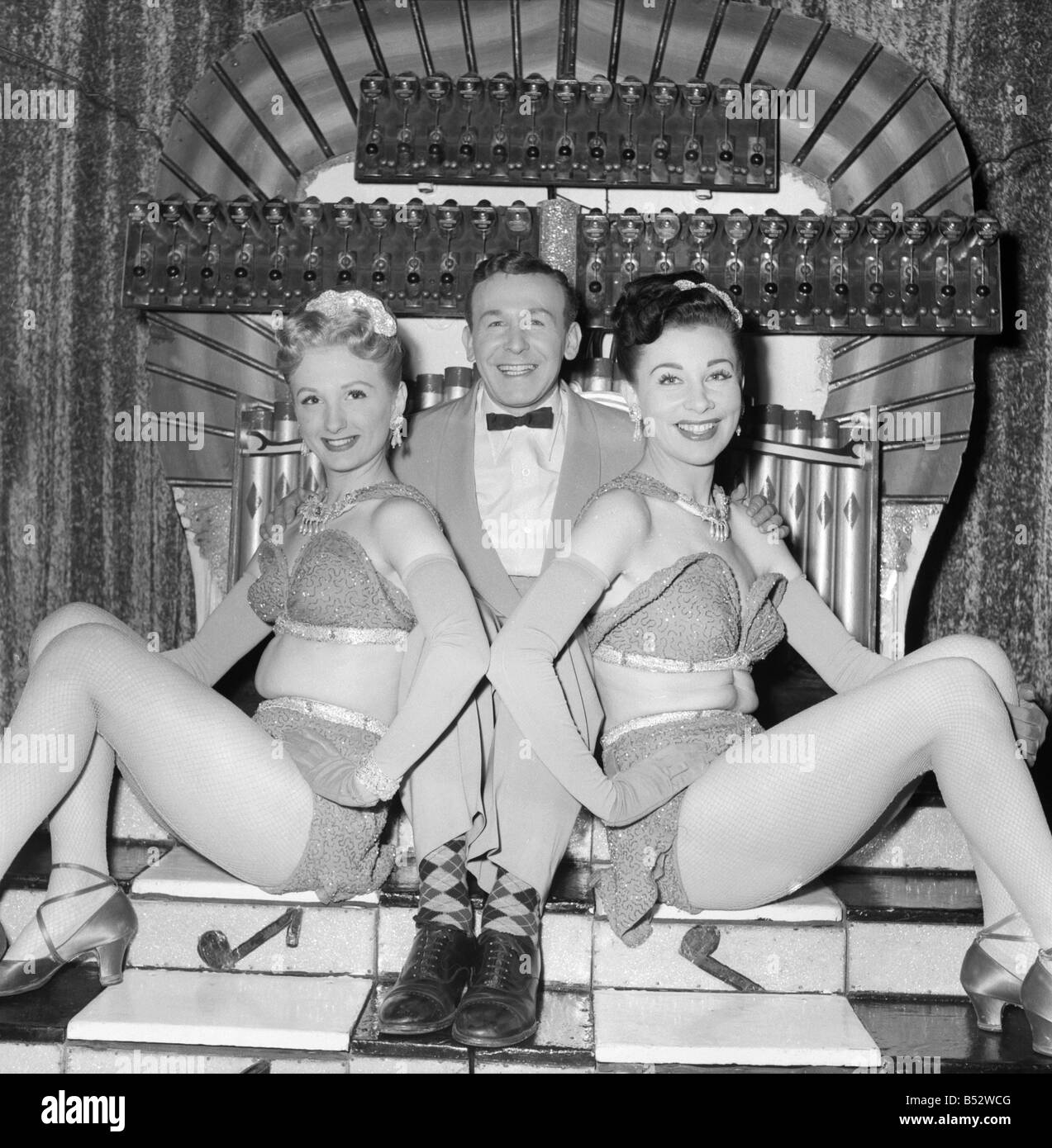 Glocken an ihren Fingern Glocken auf ihren Zehen eine neue Notiz in Musikinstrumente auffällig sind, dass diese zwei lächelnden jungen Damen, die nur t Läuten der Glocke hilft, wohin sie gehen, wie sie tanzen und hüpfen auf und ab dieser musikalische Treppe von eineinhalb Oktaven sie produzieren Melodien so einfach am Ohr, wie ihr Aussehen auf dem Auge, die Mary Ann Adumz Left und Helena Tanza in Vielzahl im London Palladium Juni erscheinen 1952 C2933 Stockfoto