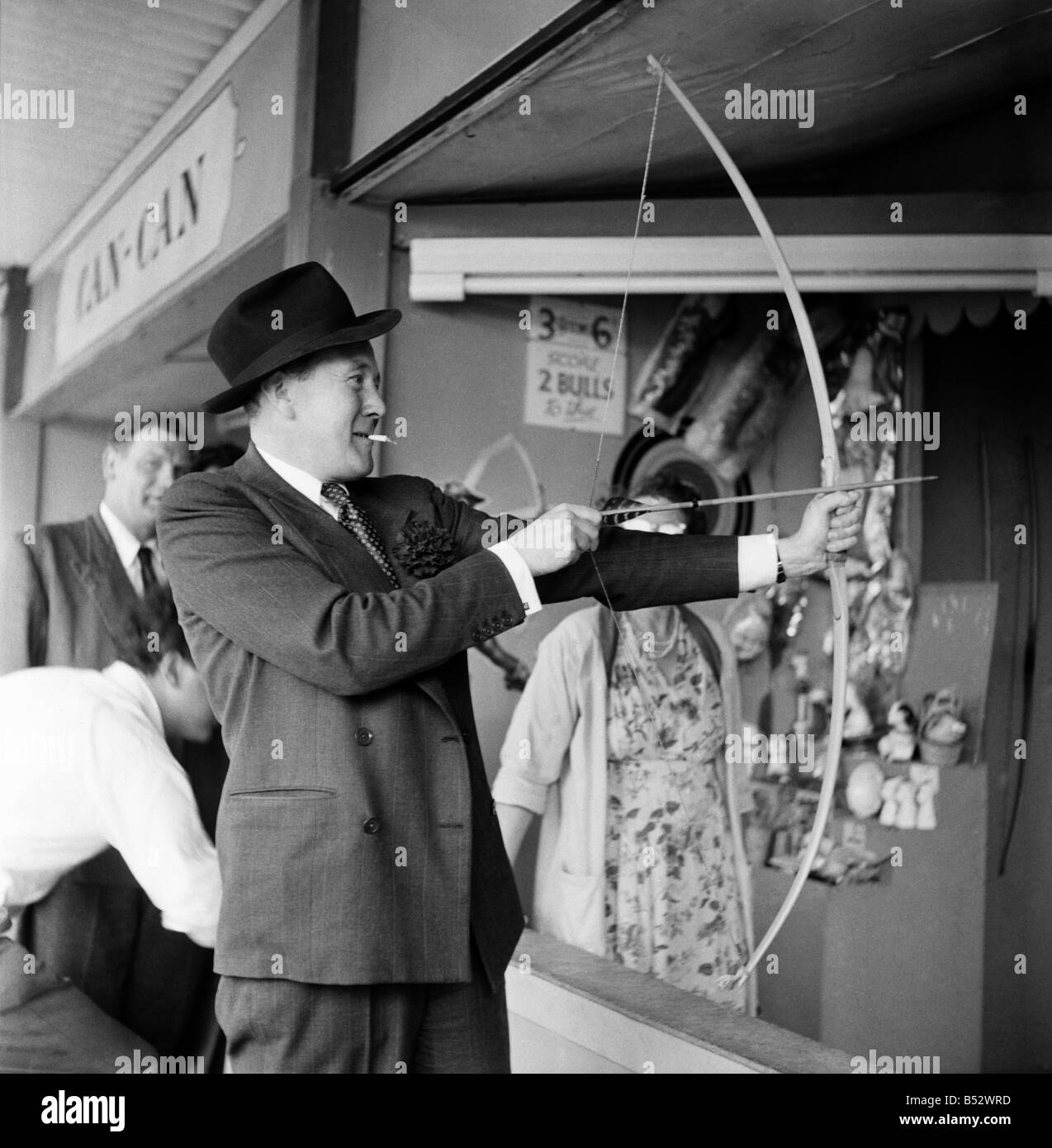 Menschen brennen Pfeil auf eine Kirmes Seite zeigen. August 1952 C2976-003 Stockfoto