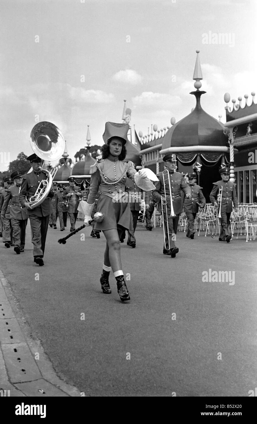Blaskapelle auf der Parade am Battesea Lustgarten. Juni 1952 C3050-004 Stockfoto