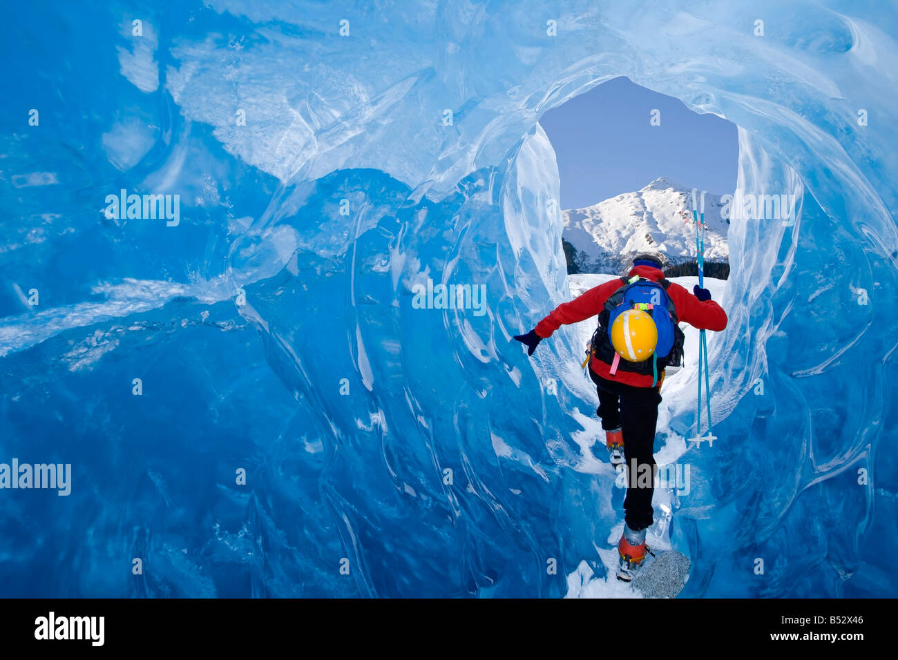 Männliche Eiskletterer Eis Höhle Mendenhall Gletscher Tongass National Forest Southeast Alaska Spring Stockfoto