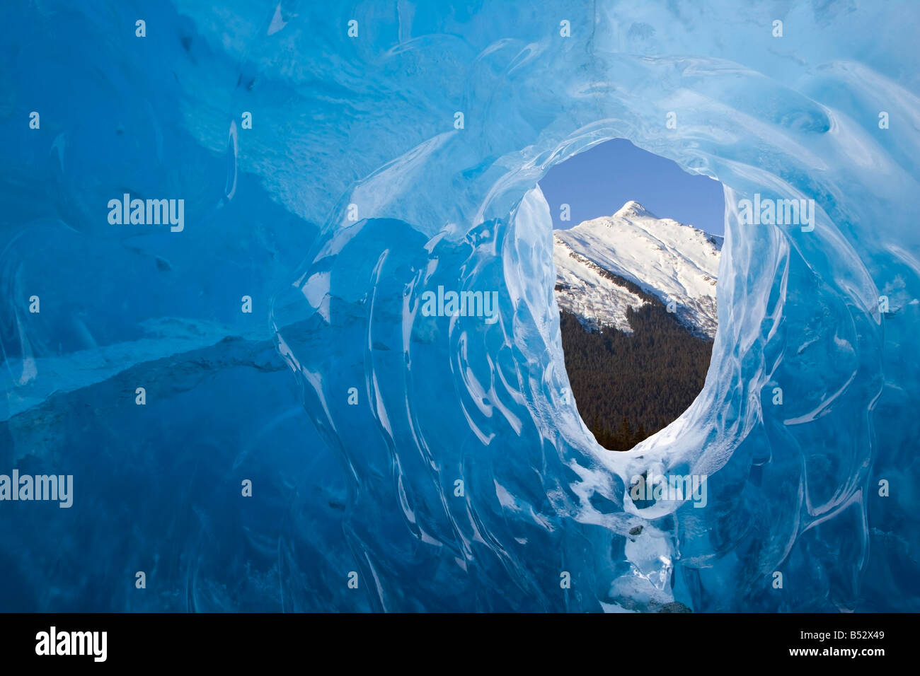Männliche Eiskletterer Eis Höhle Mendenhall Gletscher Tongass National Forest Southeast Alaska Spring Stockfoto