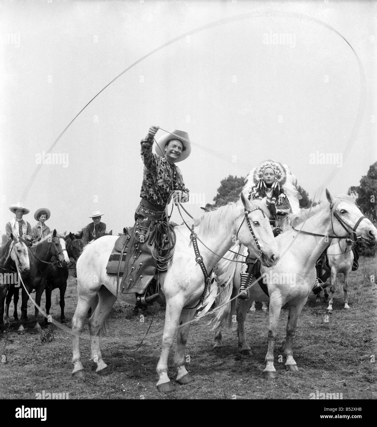 Cal McAndrew zu Pferd mit einem Lasso gesehen Alongisde - Carol Gray als ein Indianer verkleidet. Juni 1952 C3234 Stockfoto