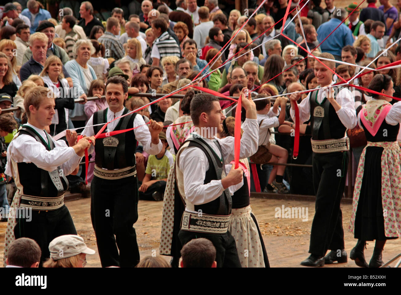Tanz der folk-Gruppe mit ihren traditionellen Kostümen während der Sarner Kirchtag in Sarnthein Sarntal Tal Südtirol Italien Stockfoto