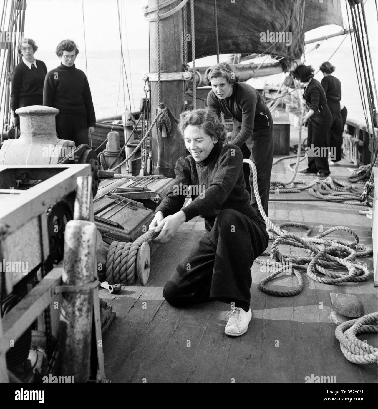 Matrosen und Kadetten des Vereins unter 21 Segeln an Bord der Fischkutter Brixham Terminist hier zu sehen. Oktober 1952 C4799-003 Stockfoto