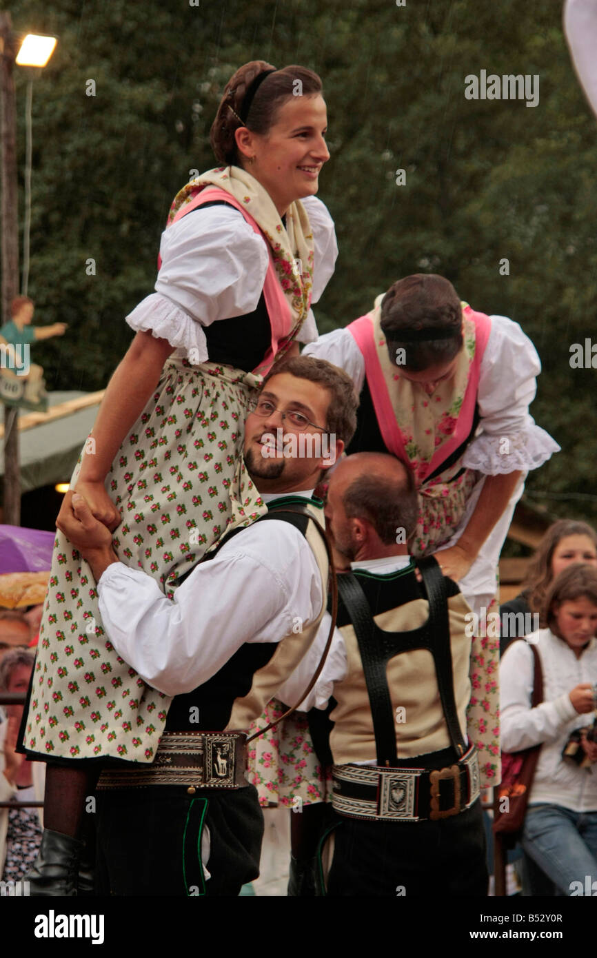 Tanz der folk-Gruppe mit ihren traditionellen Kostümen während der Sarner Kirchtag in Sarnthein Sarntal Tal Südtirol Italien Stockfoto