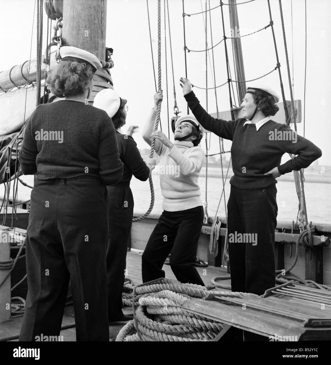 Matrosen und Kadetten des Vereins unter 21 Segeln an Bord der Fischkutter Brixham Terminist hier zu sehen. Oktober 1952 C4799-005 Stockfoto