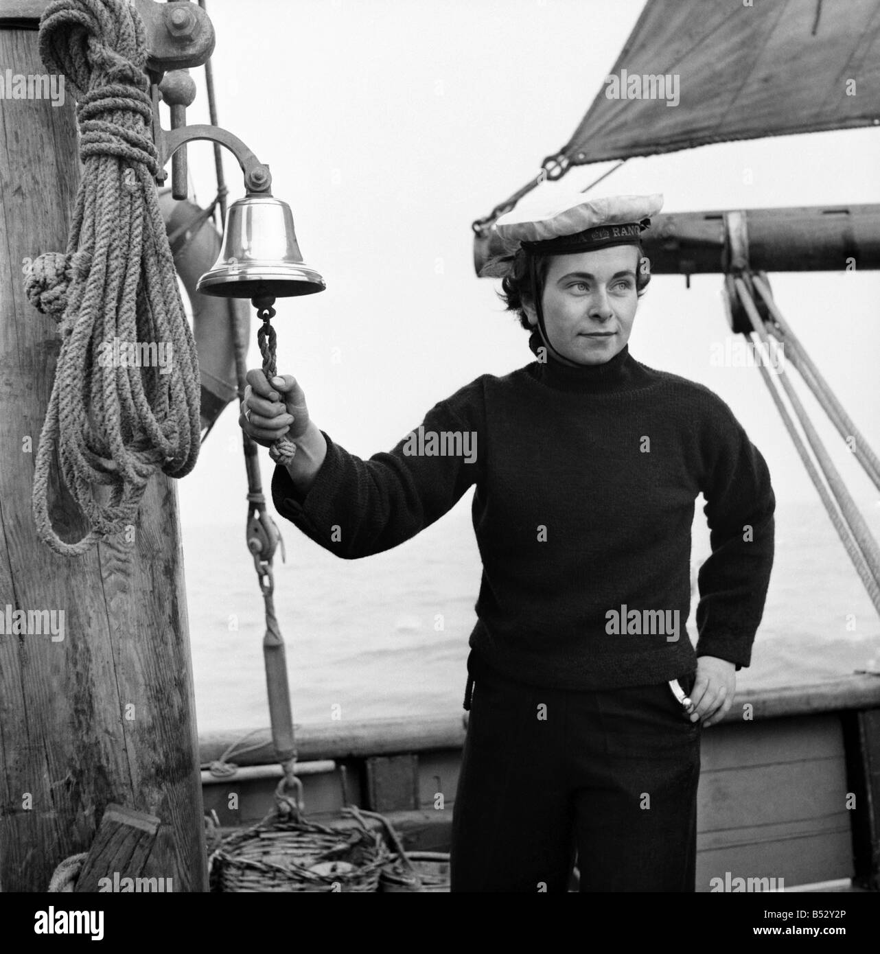 Matrosen und Kadetten des Vereins unter 21 Segeln an Bord der Fischkutter Brixham Terminist hier zu sehen. Oktober 1952 C4799-0111 Stockfoto