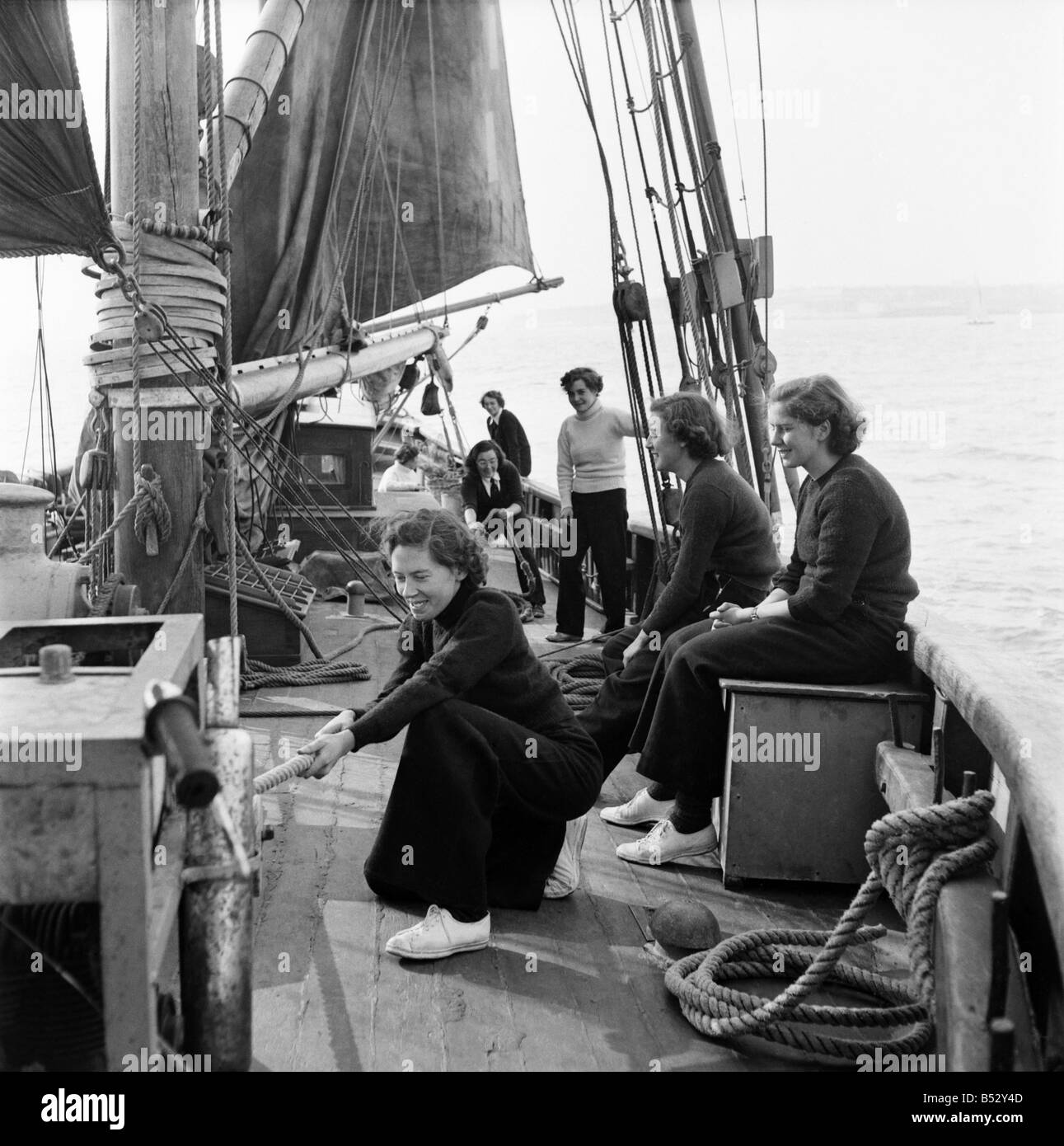 Matrosen und Kadetten des Vereins unter 21 Segeln an Bord der Fischkutter Brixham Terminist hier zu sehen. Oktober 1952 C4799-015 Stockfoto