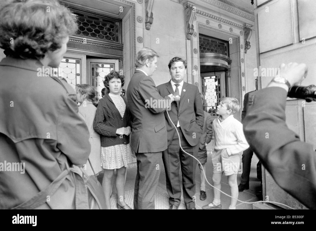 SDLP Politiker John Hume beantwortet Fragen wie er das Stormont Gebäude in Belfast, Nordirland verlässt nach der Teilnahme Stockfoto