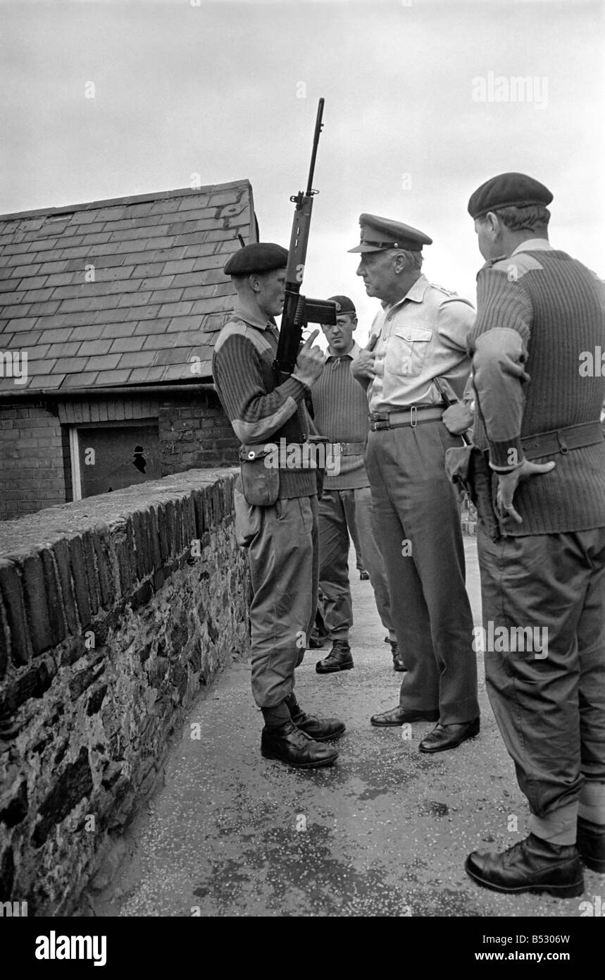 Nordirland Aug. 1969. Stabschef General Sir Geoffrey Baker gesehen hier Touren Londonderry im Gespräch mit seinen Truppen. Aug. Stockfoto