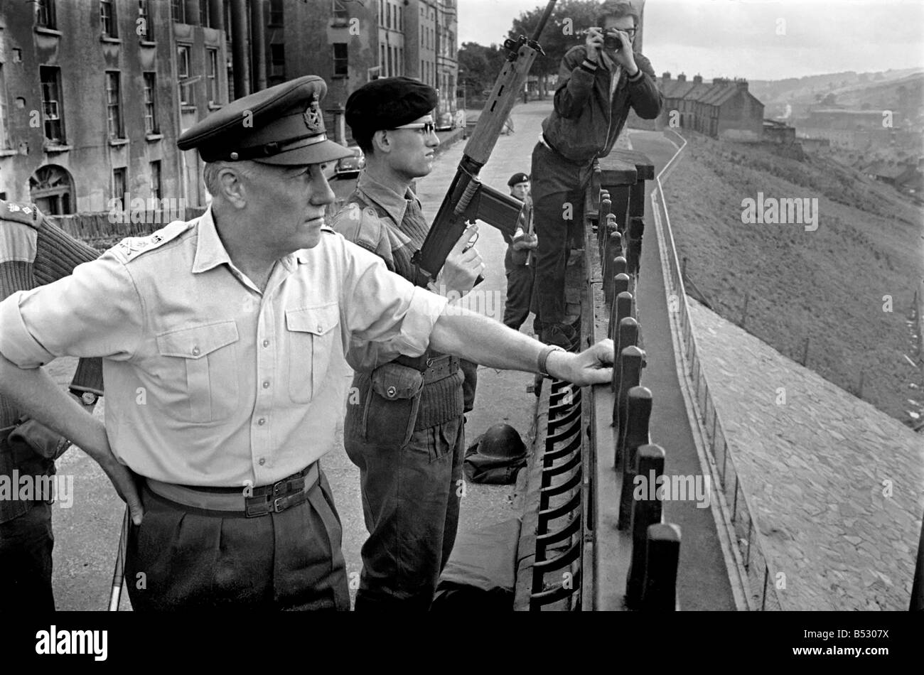Nordirland Aug. 1969. Stabschef General Sir Geoffrey Baker gesehen hier Touren Londonderry im Gespräch mit seinen Truppen. Aug. Stockfoto