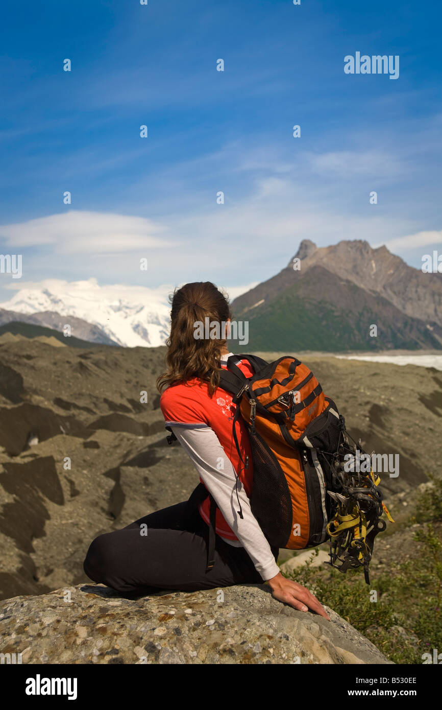 Frau, Blick auf die Wurzel Gletscher-Moräne in der Nähe von Kennicott in Wrangell-Ilija-Nationalpark, Alaska Stockfoto