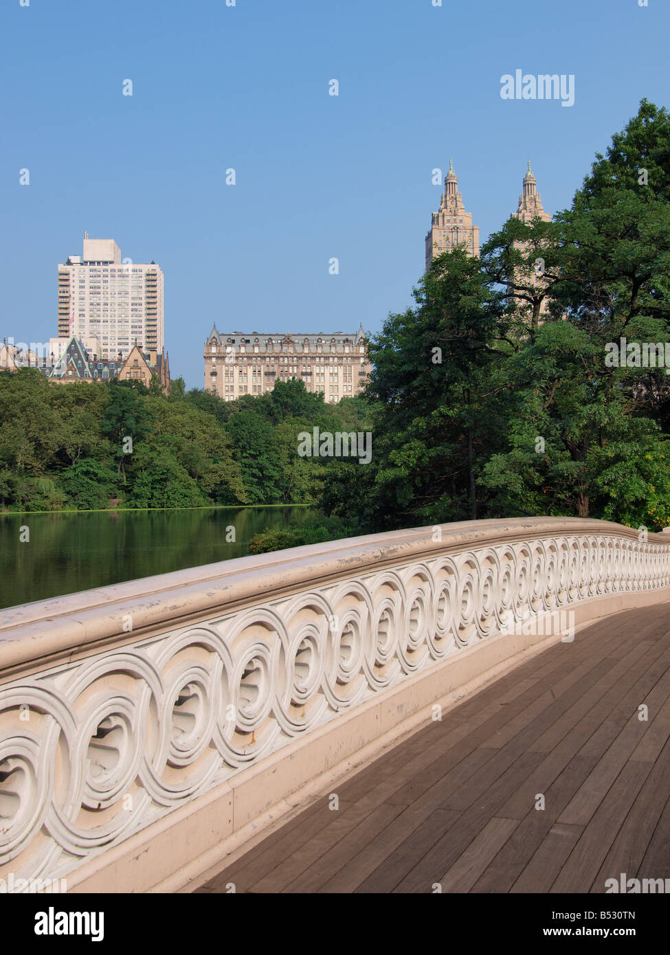 Die Bogenbrücke im Sommer Stockfoto