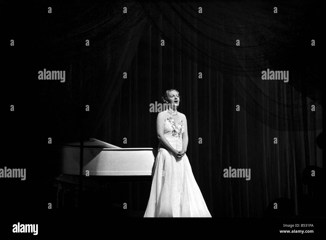 Gracie Fields auf der Bühne um. Januar 1938 OL305H-001 Stockfoto Gracie Fields auf der Bühne um. Januar 1938 OL305H-001 Stockfoto