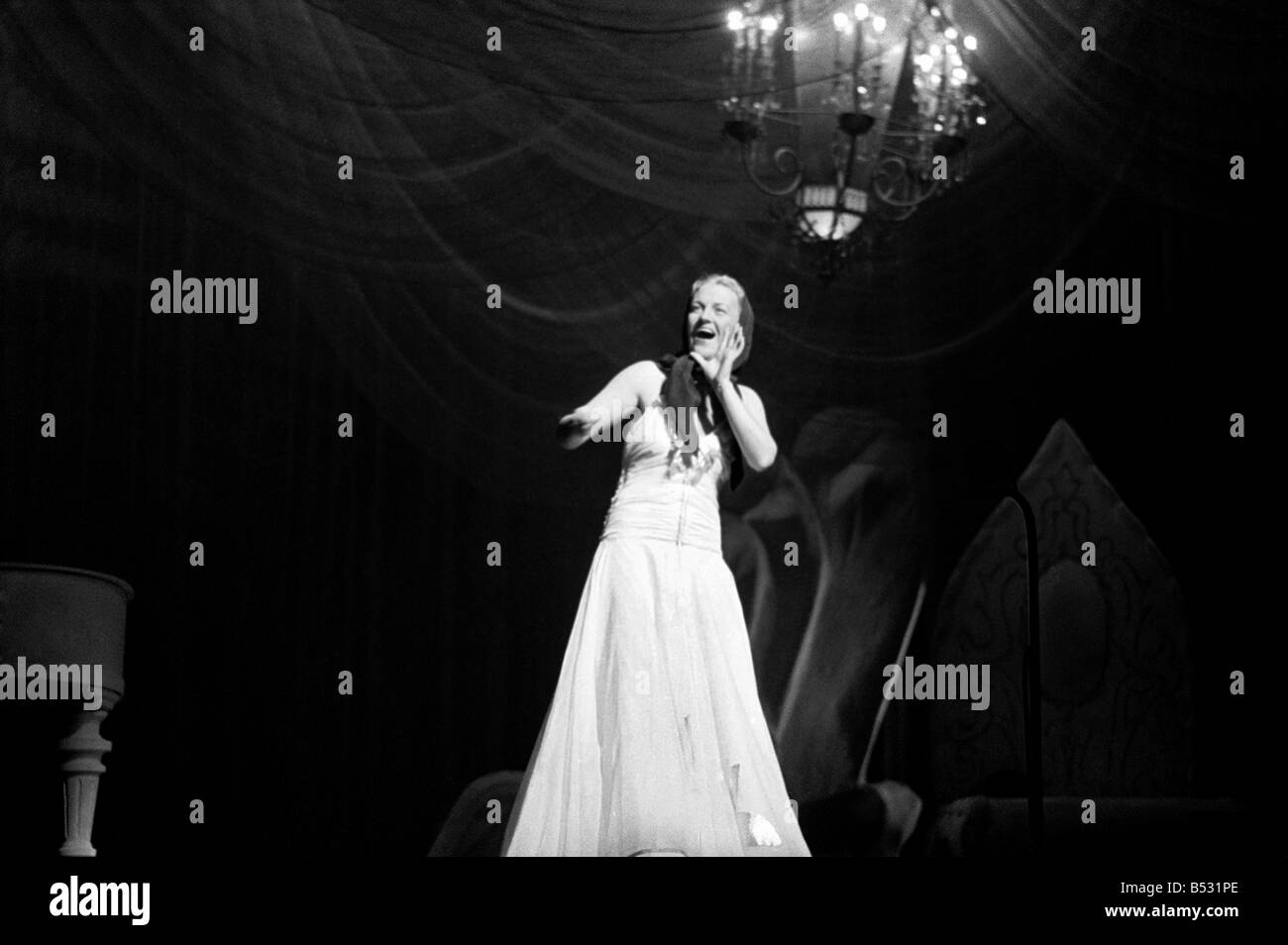 Gracie Fields auf der Bühne um. Januar 1938 OL305H-002 Stockfoto Gracie Fields auf der Bühne um. Januar 1938 OL305H-002 Stockfoto