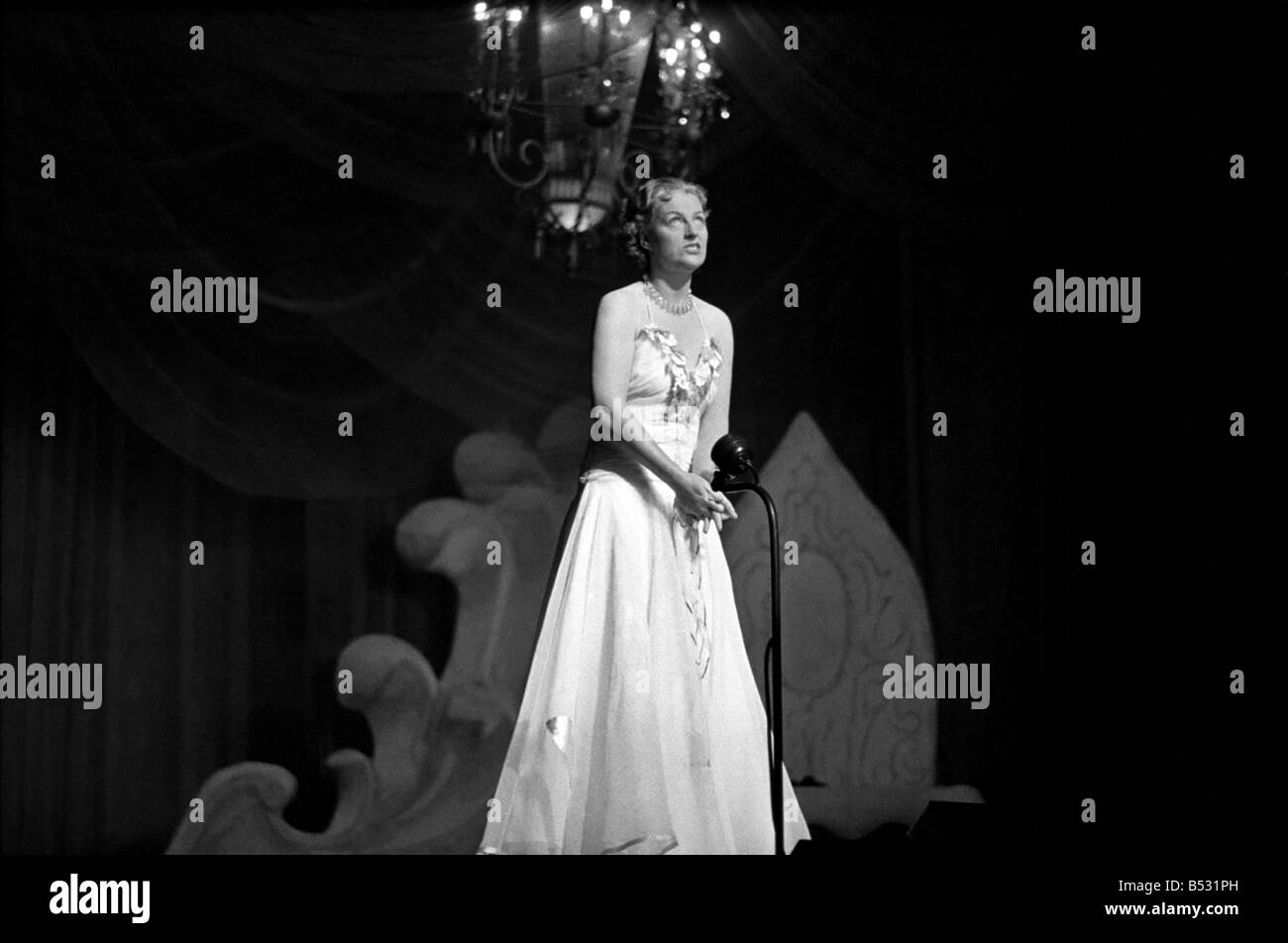 Gracie Fields auf der Bühne um. Januar 1938 OL305H Stockfoto Gracie Fields auf der Bühne um. Januar 1938 OL305H Stockfoto