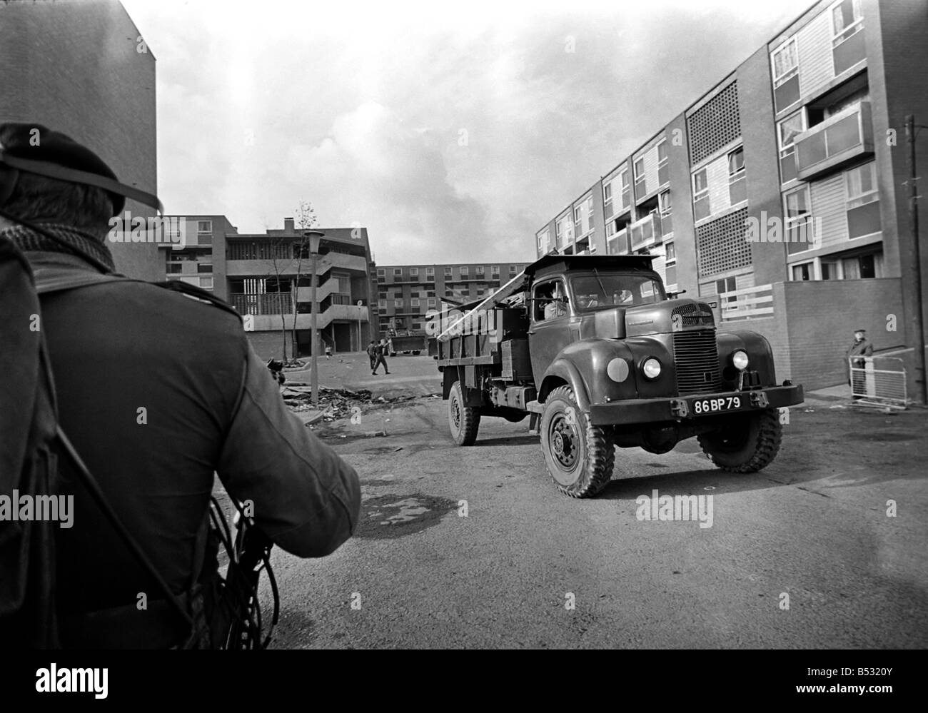 Nordirland Wohnungen Oktober 1969 die letzte von den Belfast Barrikaden von der Armee in Einheit zu Fuß entfernt sind. Oktober 1969 Stockfoto