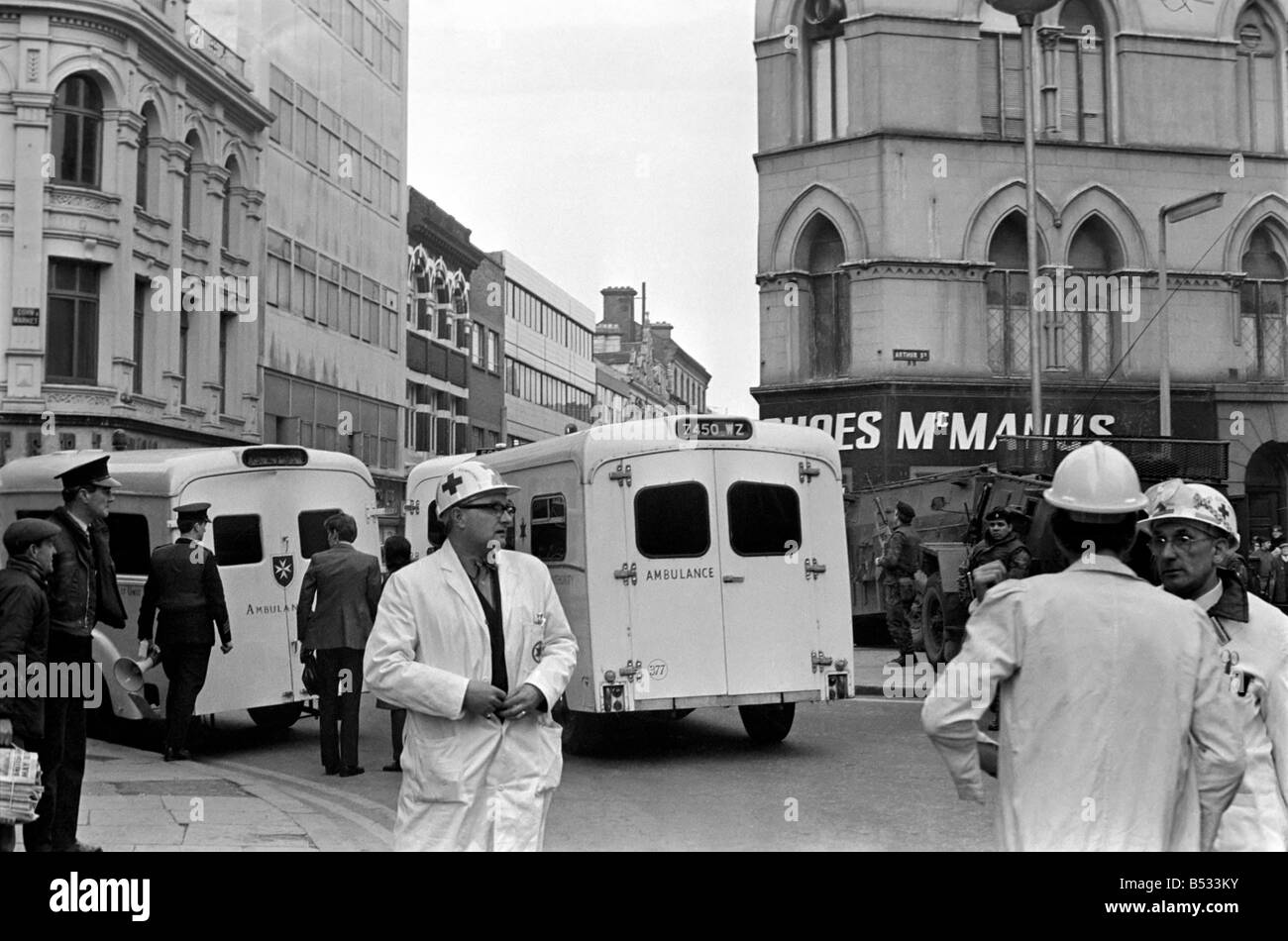 Nordirland März 1972 "Police", Armee und Feuerwehr besuchen die Szene der Abercorn Bombardierung in Belfast. März 1972 Stockfoto