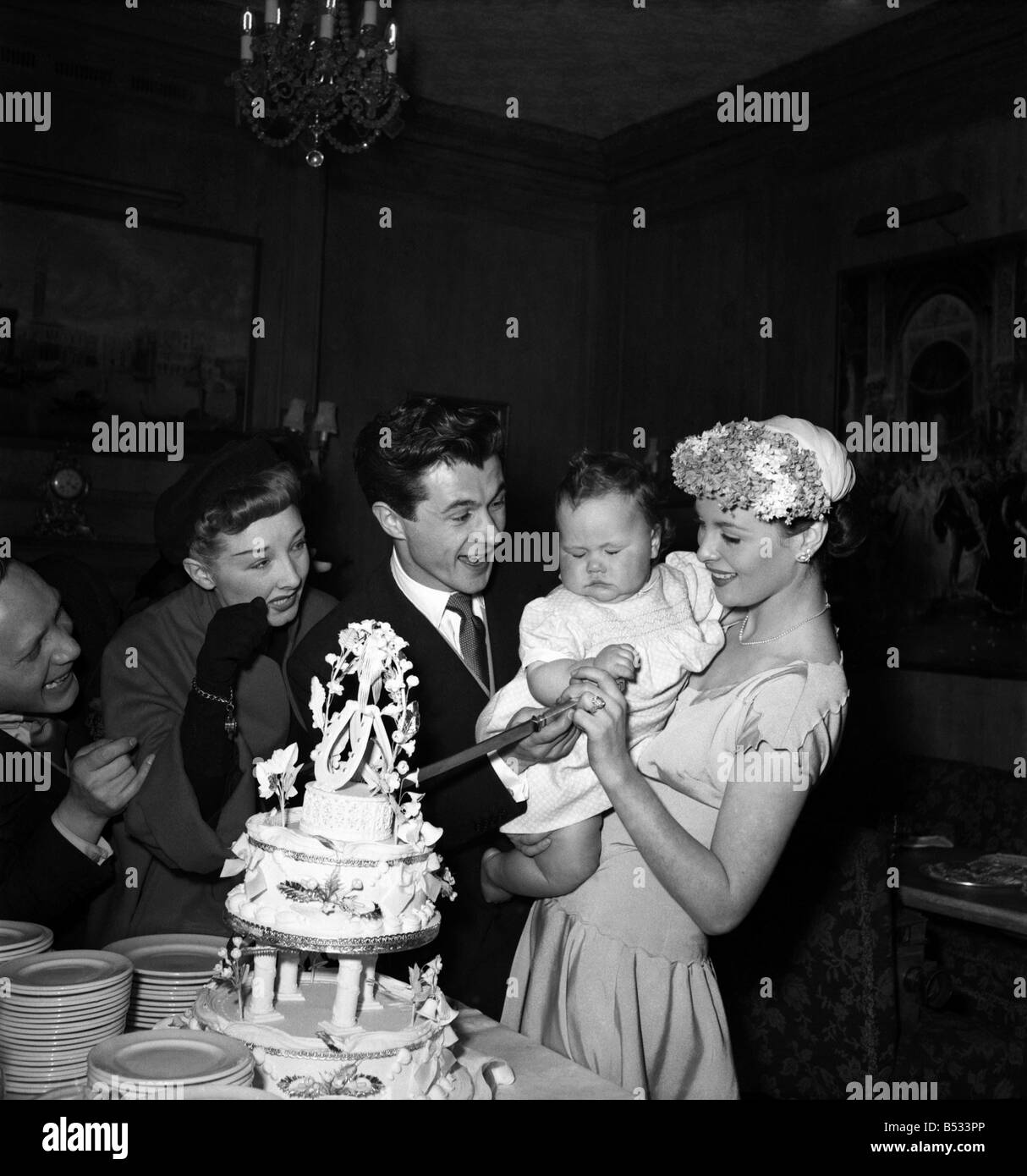Hochzeit von Schauspieler Bryan Forbes und Schauspielerin Constance Smith - Katina Noble, im Alter von 1 Jahr, die ihren Geburtstag bei der Hochzeit feierte. Februar 1951 B679-001 Stockfoto