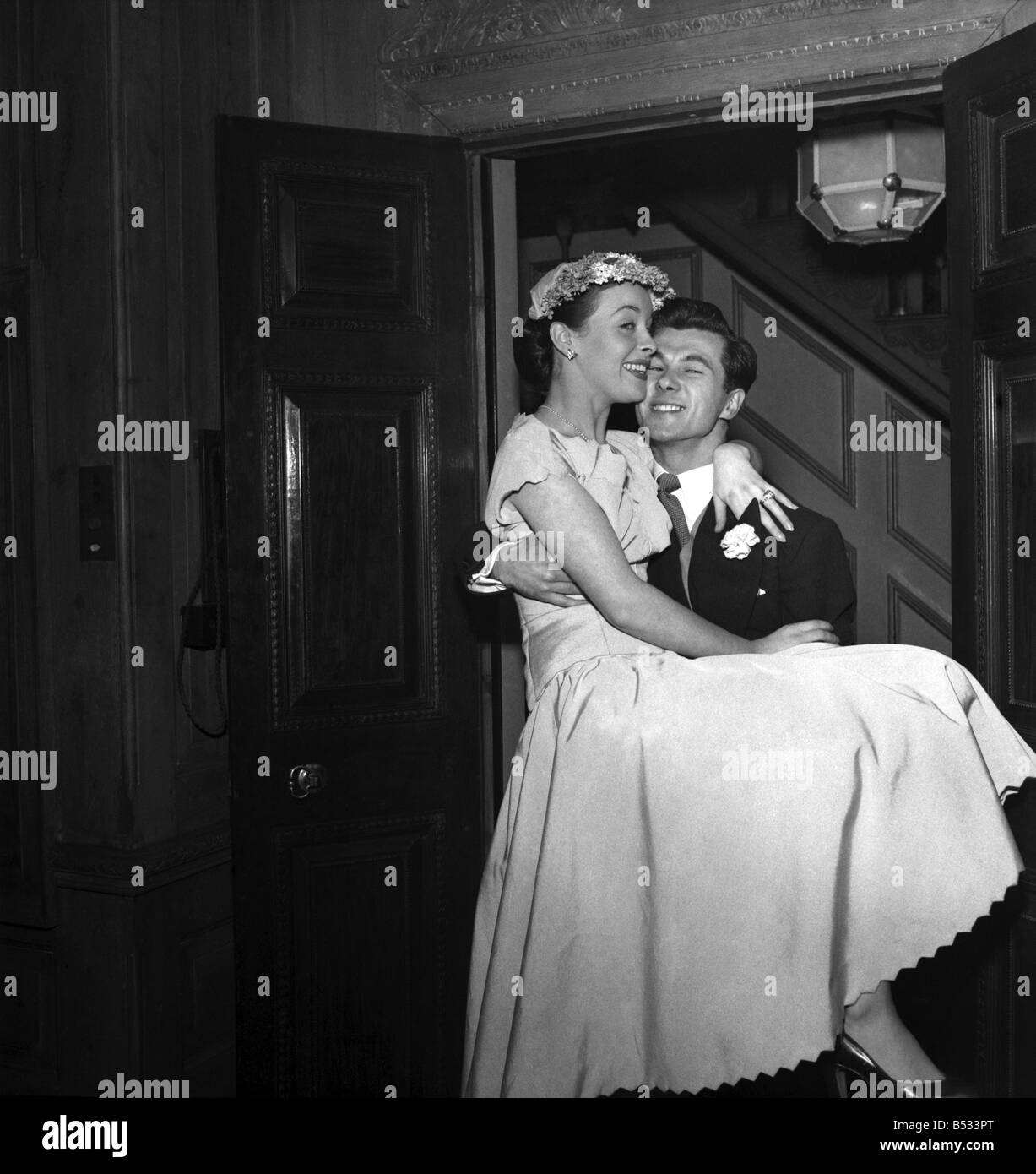 Hochzeit von Schauspieler Bryan Forbes und Schauspielerin Constance Smith - Katina Noble, im Alter von 1 Jahr, die ihren Geburtstag bei der Hochzeit feierte. Februar 1951 B679-002 Stockfoto
