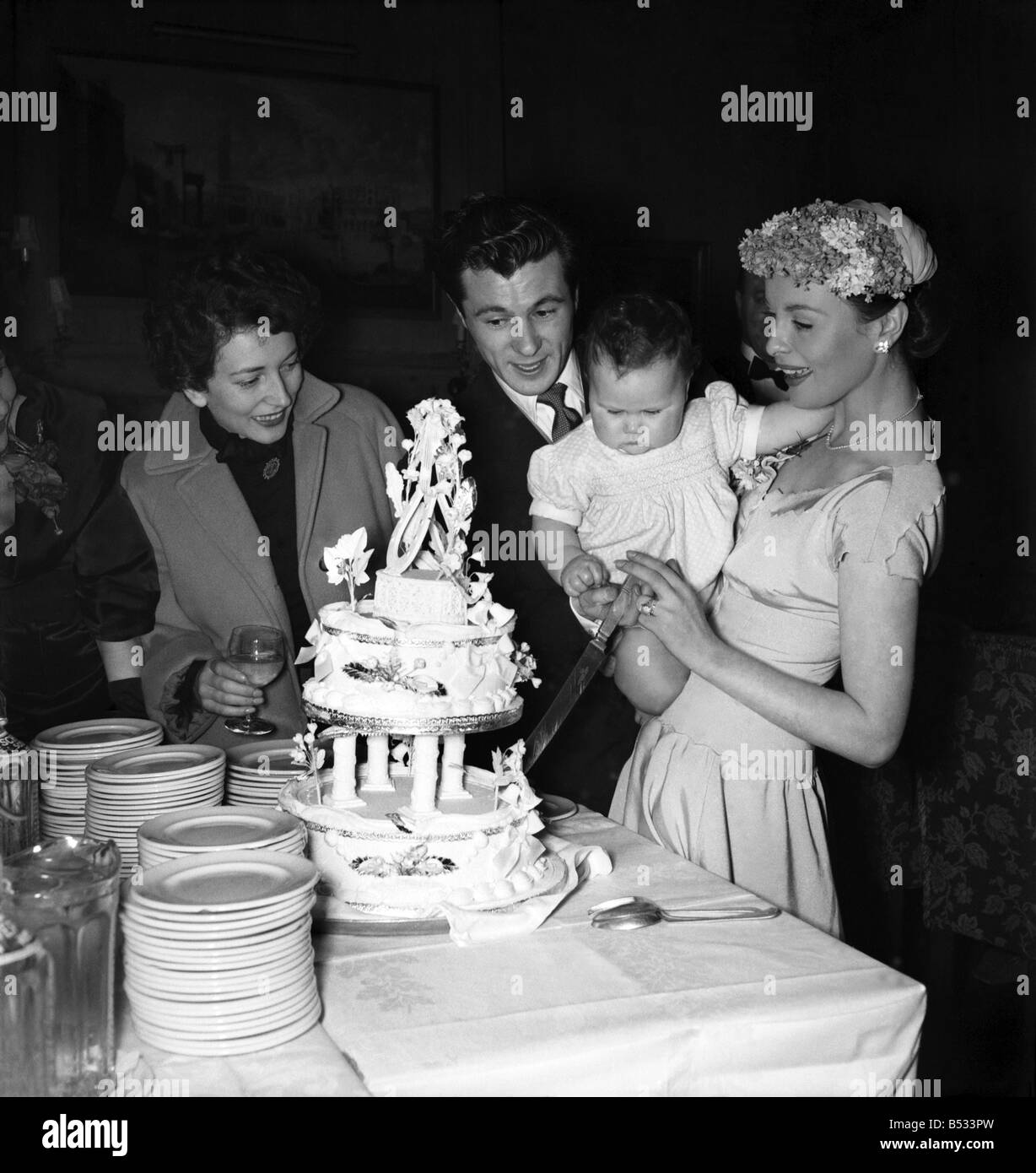 Hochzeit von Schauspieler Bryan Forbes und Schauspielerin Constance Smith - Katina Noble, im Alter von 1 Jahr, die ihren Geburtstag bei der Hochzeit feierte. Februar 1951 B679 Stockfoto