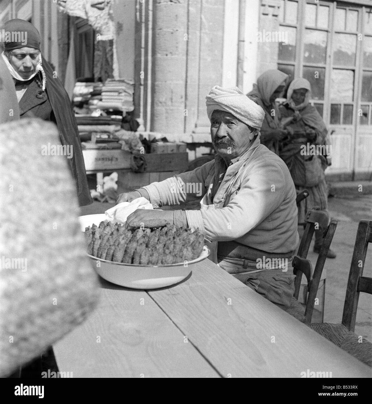 Händler auf dem Basar Damen öffnet jeden Freitag in Nikosia, Zypern. Der Markt verkauft Gegenstände so vielfältig wie Spitze, Seide, Stickereien, Früchte und Nahrungsmittel. November 1952 C1105-004 Stockfoto