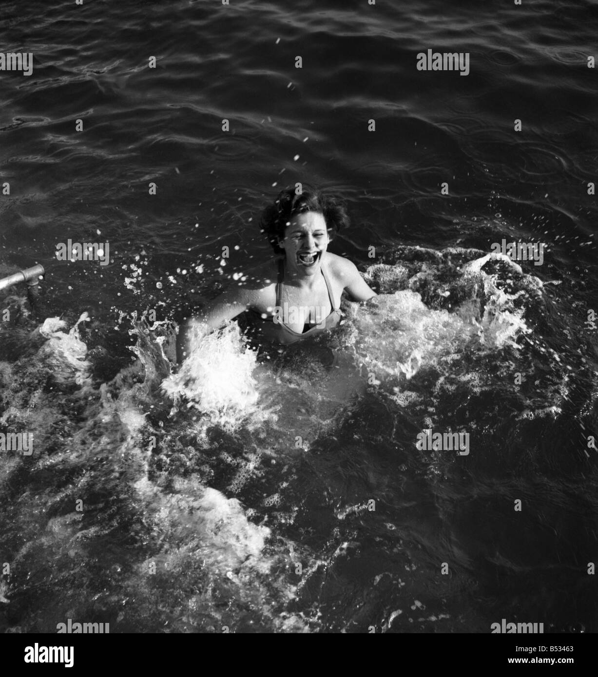 Diana Herman gesehen hier Baden im Meer in Plymouth. März 1952 C1598 Stockfoto