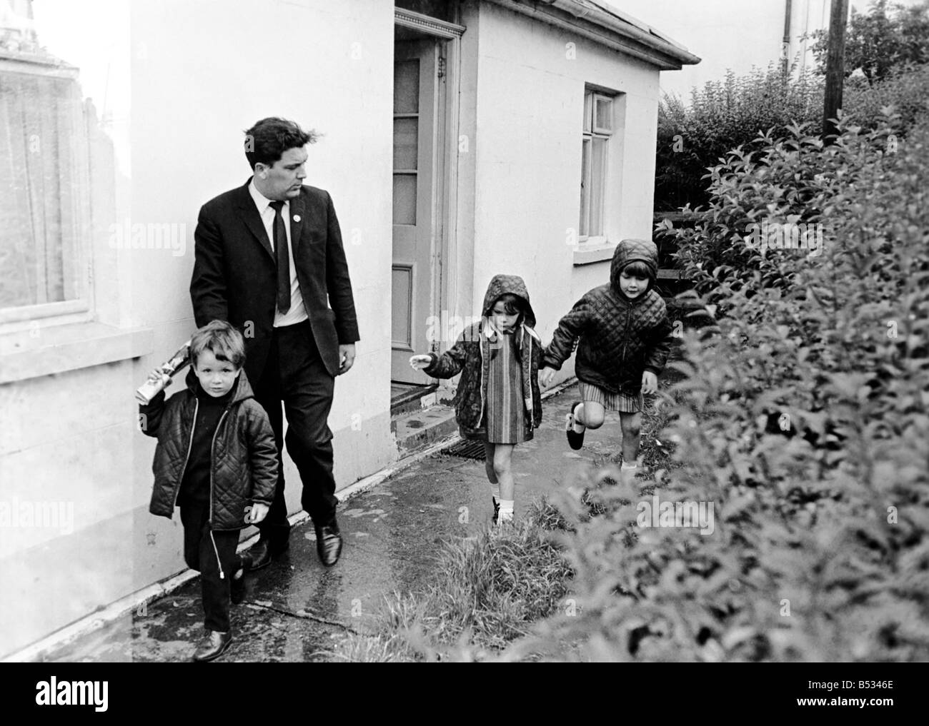 Nordirland Sept. 1969. Ulster MP John Hume hier mit seinen Kindern, Aine(7), Therese(8), Aidan(5) und Baby John zu sehen. Sepe Stockfoto