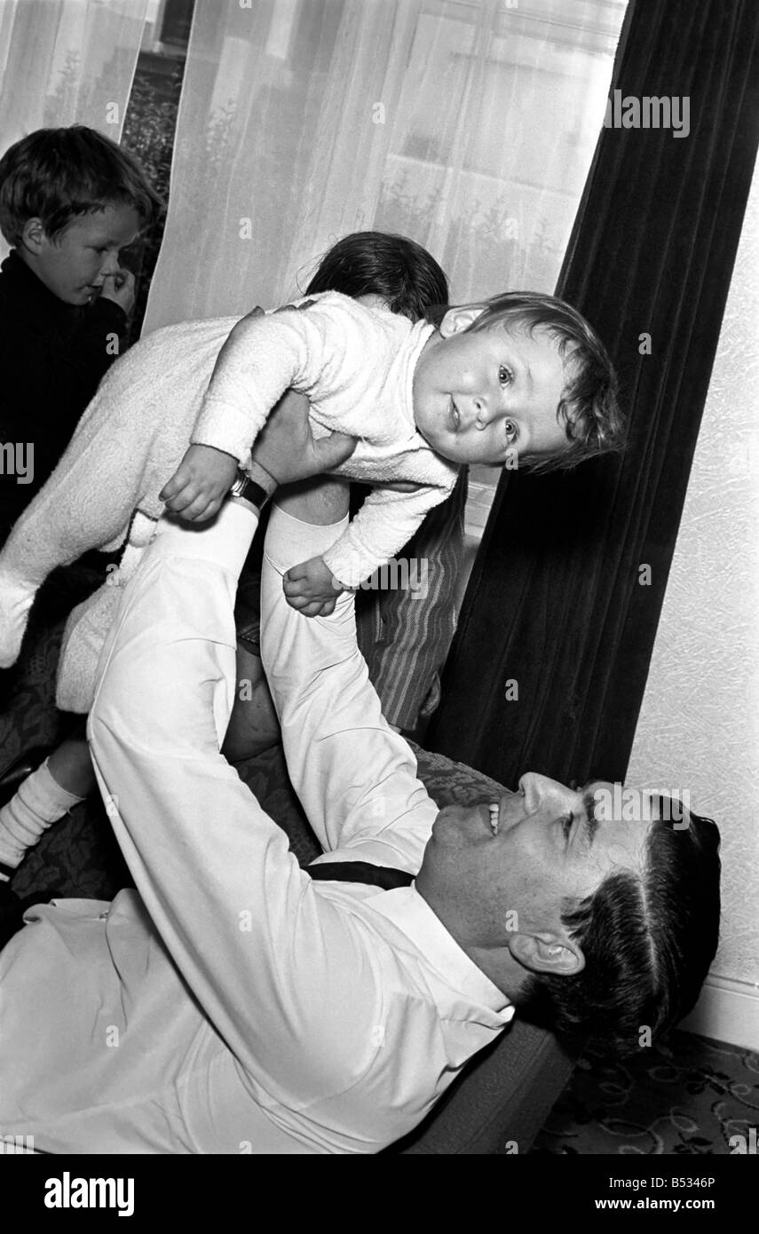 Nordirland Sept. 1969. Ulster MP John Hume hier mit seinen Kindern, Aine(7), Therese(8), Aidan(5) und Baby John zu sehen. Sepe Stockfoto