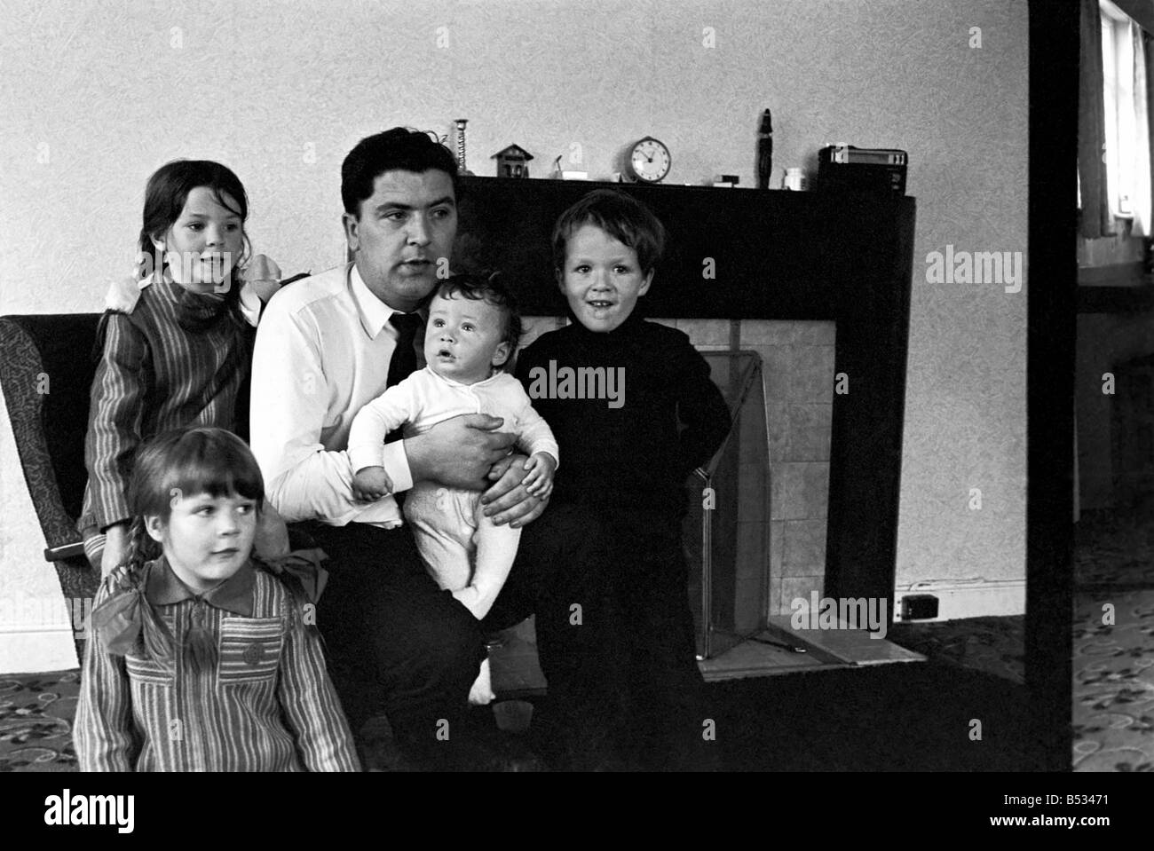 Nordirland Sept. 1969. Ulster MP John Hume hier mit seinen Kindern, Aine(7), Therese(8), Aidan(5) und Baby John zu sehen. Sepe Stockfoto