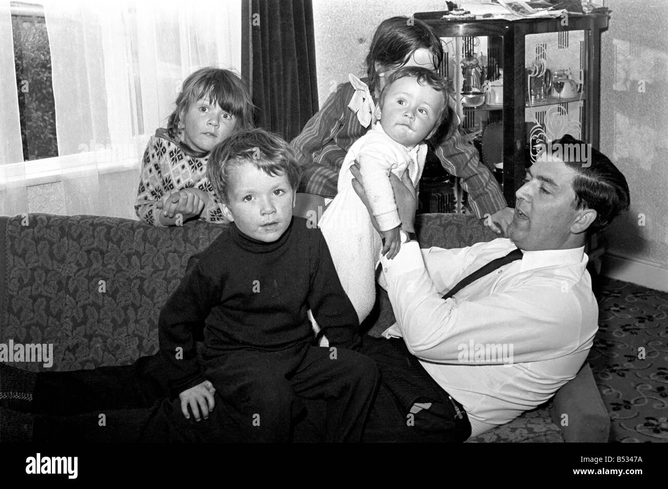 Nordirland Sept. 1969. Ulster MP John Hume hier mit seinen Kindern, Aine(7), Therese(8), Aidan(5) und Baby John zu sehen. Sepe Stockfoto