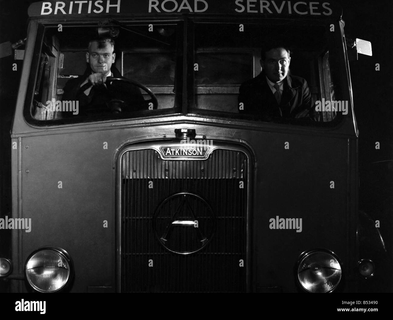 B.R.S. Nacht fahren. &#13; &#10; Fahrer G. Williams und Jim Callaghan, M. P. September 1952 C4533-003 Stockfoto