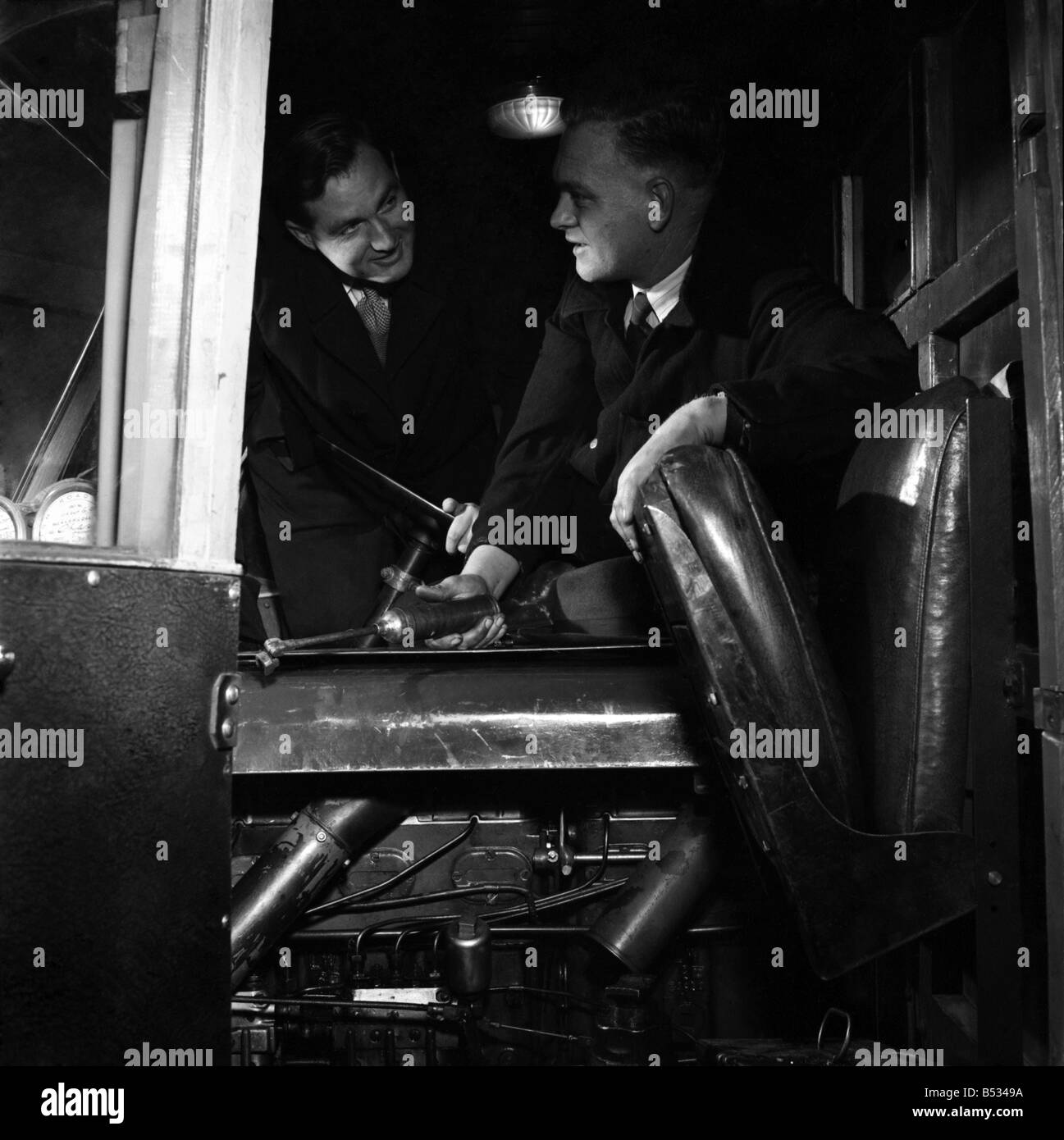 B.R.S. Nacht fahren. &#13; &#10; Fahrer G. Williams und Jim Callaghan, M. P. September 1952 C4533-003 Stockfoto